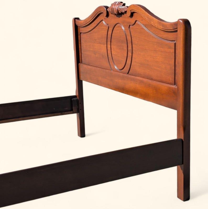 Noyer Cadre de lit antique, Full Size, Double, Abernathy Furniture, Walnut Wood, American en vente