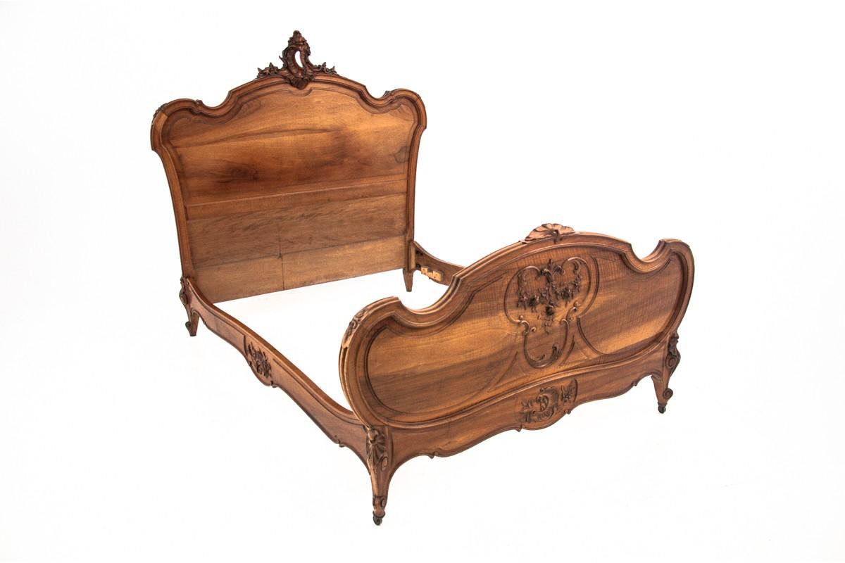 Lit ancien, France, vers 1890.

Bois : noyer

Dimensions :

Lit : hauteur 159 cm / largeur 162 cm / longueur 200 cm / matelas : longueur 190 cm / largeur 135 cm