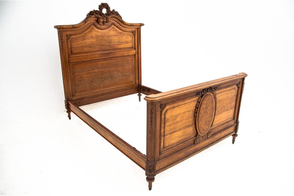 Lit ancien, France, vers 1910.

Bois : chêne

dimensions :

lit, hauteur 164 cm, longueur 214 cm, largeur 152 (dimensions du matelas 200 cm x 135 cm)