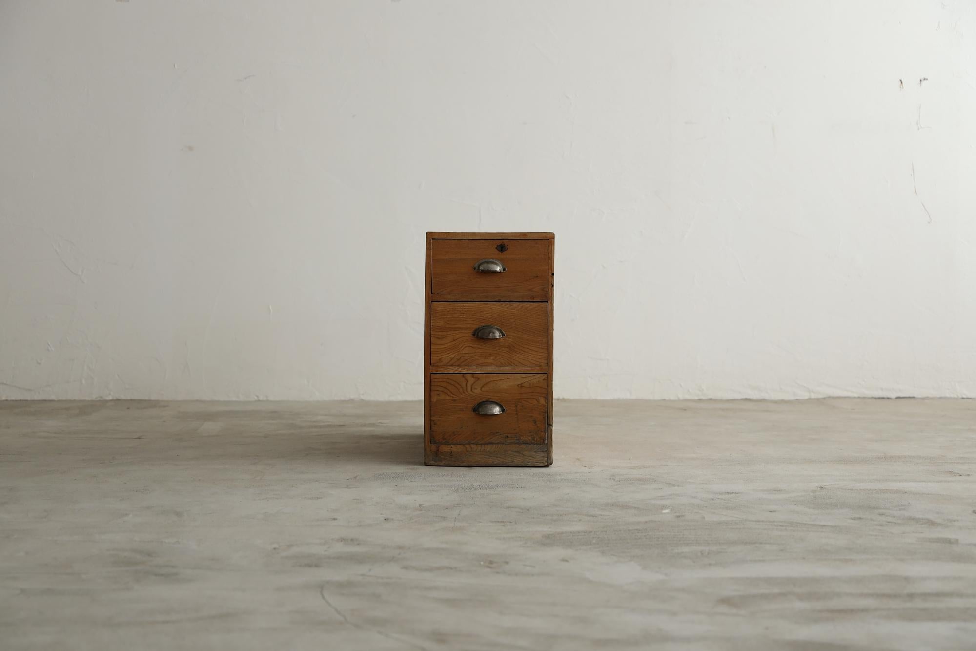 Il s'agit d'un ancien tiroir japonais de l'ère Taisho. Ce meuble a été fabriqué selon la même tradition et les mêmes techniques avancées que les sanctuaires japonais. 

Le bois de Sen vieilli lui confère un aspect à la fois rustique et raffiné, avec