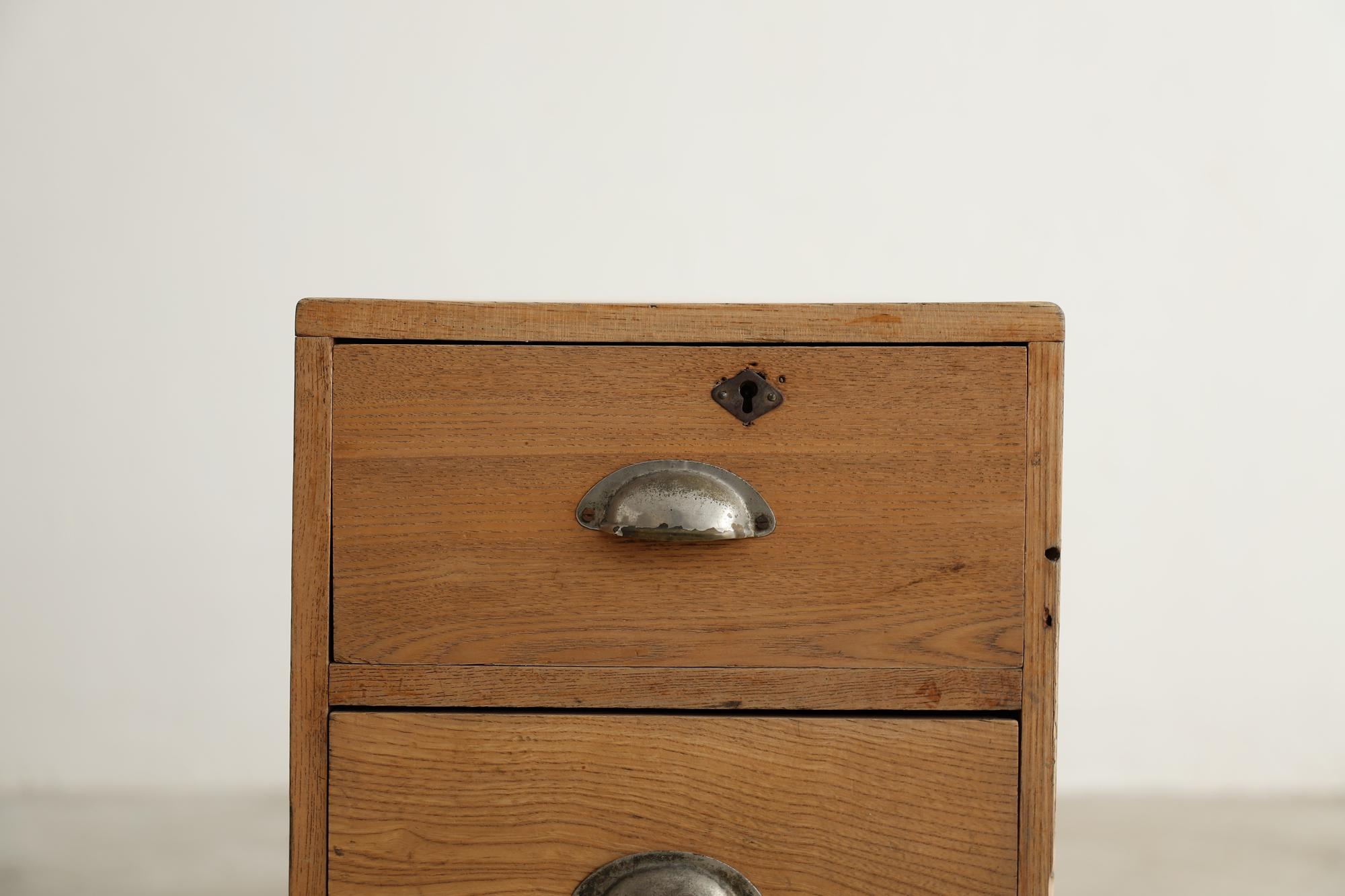 Antike Nachttisch-Beistellschrank, kleiner Schrank, japanische antike (Handgefertigt) im Angebot
