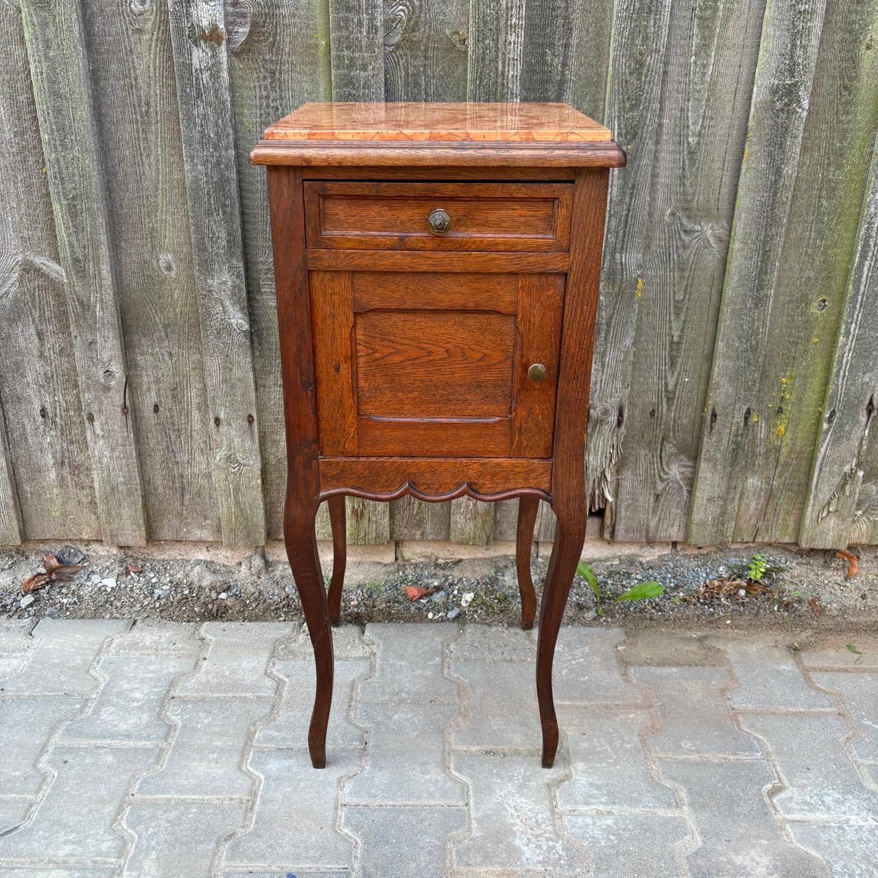 ✓ Classic shapes
✓ Great workmanship
✓ Beautiful marble top

Dimensions: W: 36cm H: 83,5cm D: 37cm

Article: Antique side table  bedside table
Item no.: 1008
Epoch: Art Nouveau around 1900
Material: Oak & marble
Color: Brown
Condition: In very good