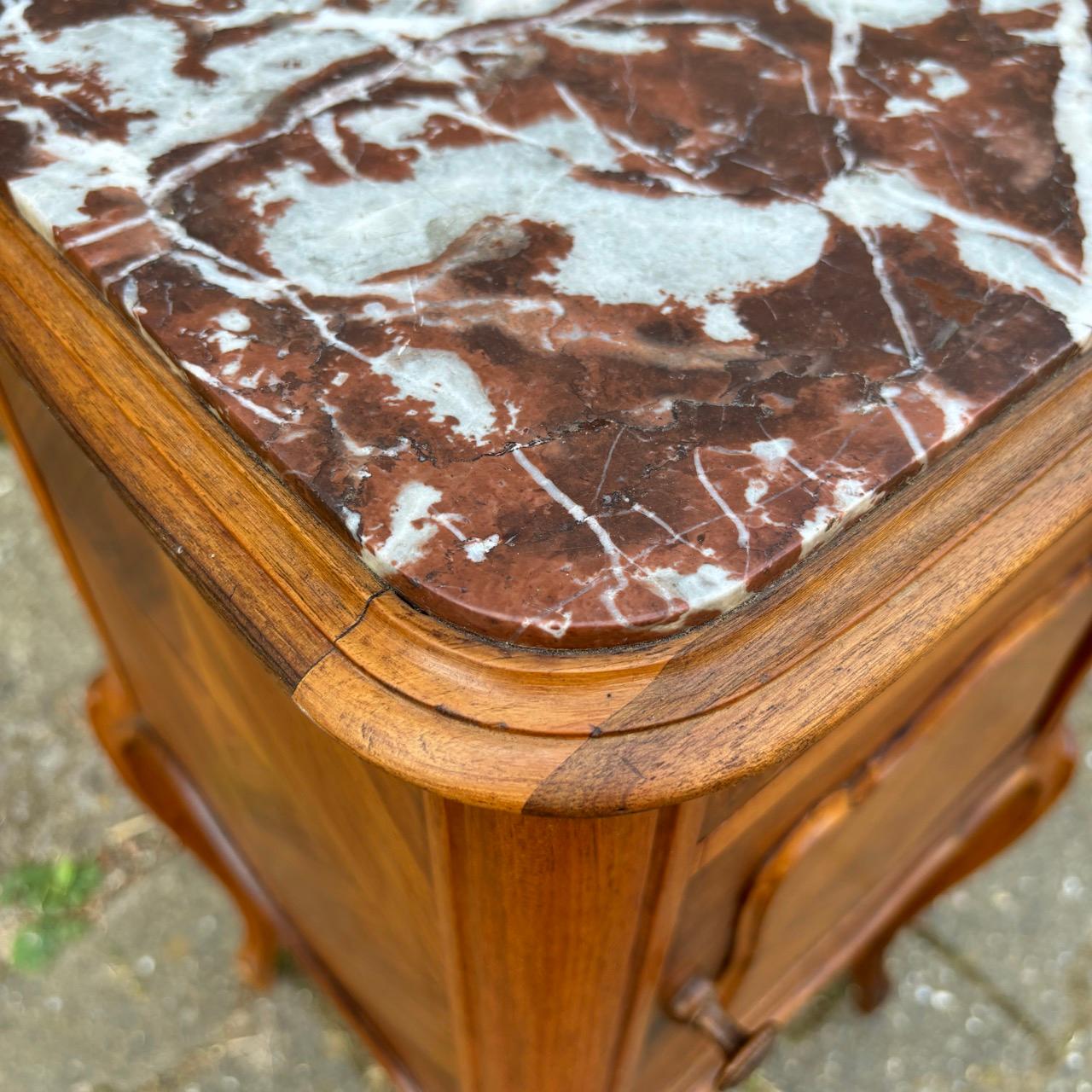 Meuble de chevet ancien  L'Art nouveau vers 1900  Noyer et marbre en vente 4