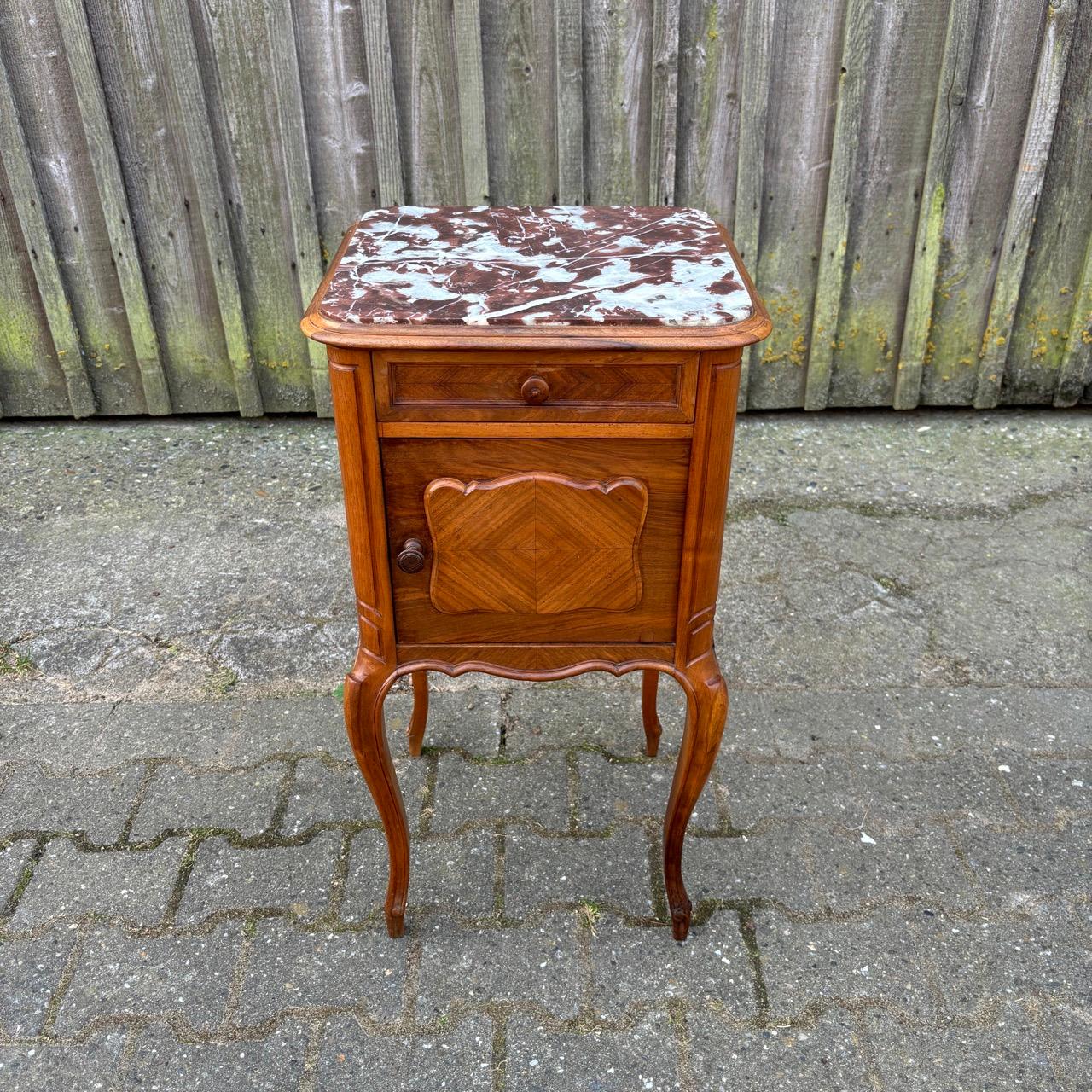 ✓ Noyer de haute qualité
✓ Formes classiques de l'Art nouveau
✓ Plateau en marbre noble

Dimensions : L : 37cm H : 79cm P : 36cm L : 37cm H : 79cm P : 36cm

Article : Table d'appoint ancienne  table de chevet
Numéro d'article : 1007
Epoch : Art