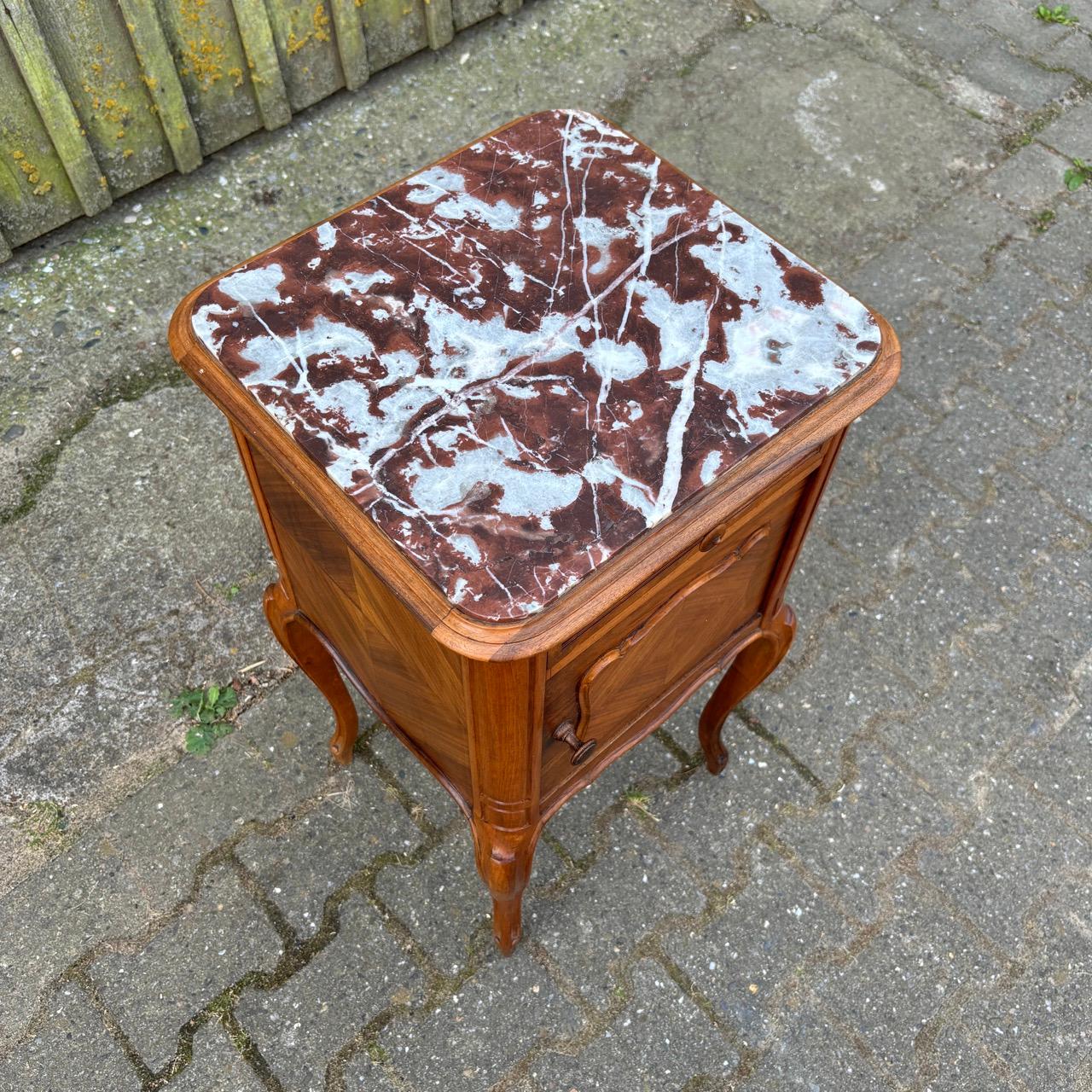 Français Meuble de chevet ancien  L'Art nouveau vers 1900  Noyer et marbre en vente
