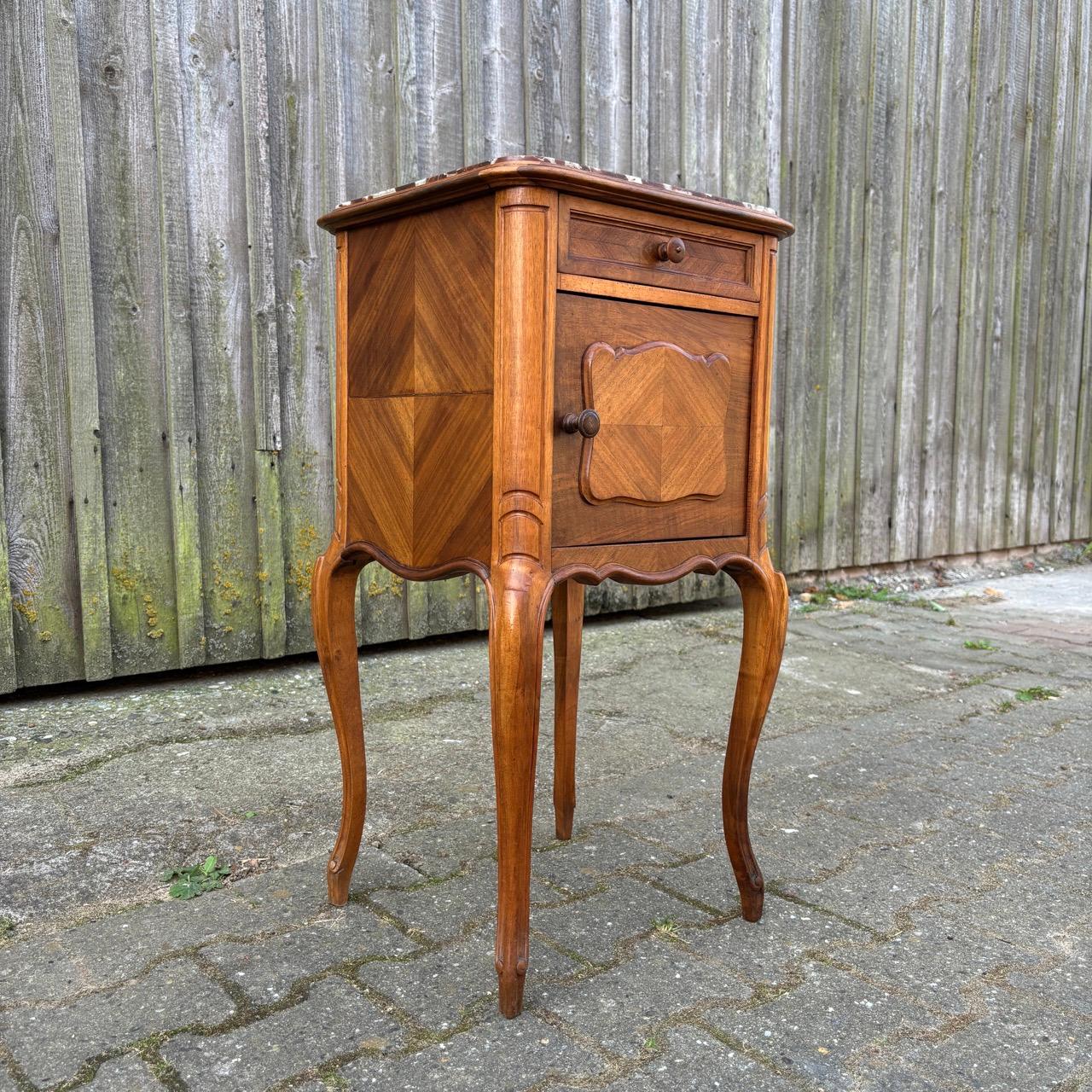 Meuble de chevet ancien  L'Art nouveau vers 1900  Noyer et marbre Bon état - En vente à Würzburg, DE