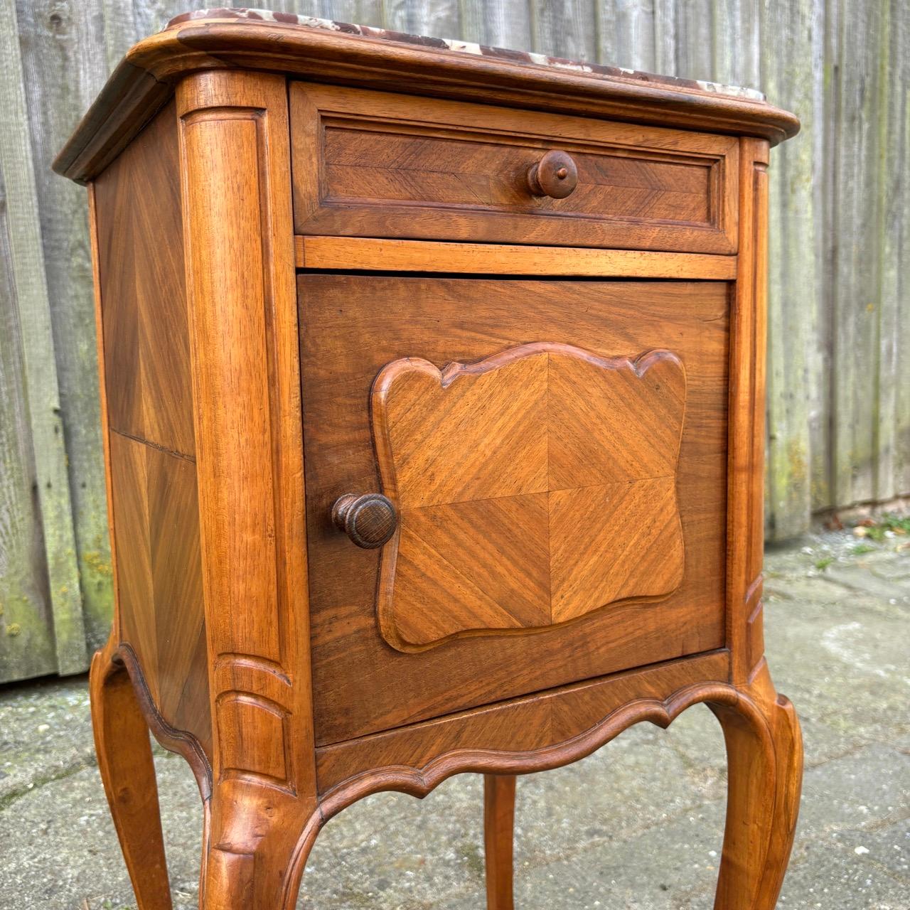 Début du 20ème siècle Meuble de chevet ancien  L'Art nouveau vers 1900  Noyer et marbre en vente