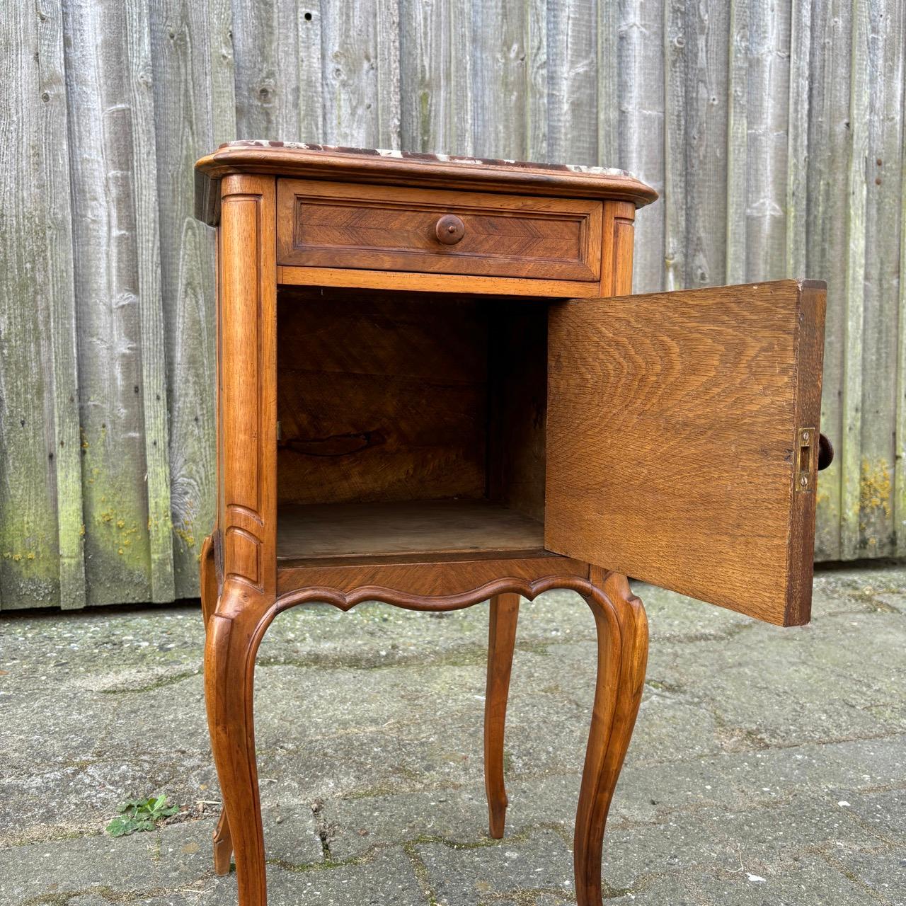 Marbre Meuble de chevet ancien  L'Art nouveau vers 1900  Noyer et marbre en vente