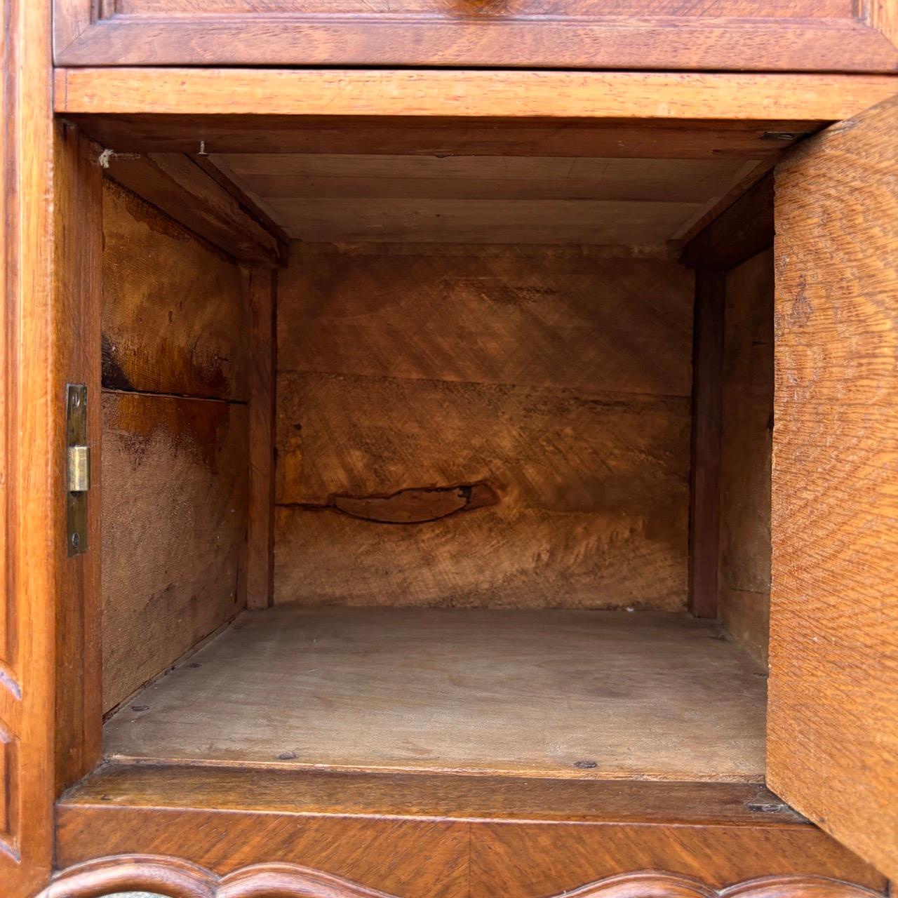 Meuble de chevet ancien  L'Art nouveau vers 1900  Noyer et marbre en vente 1