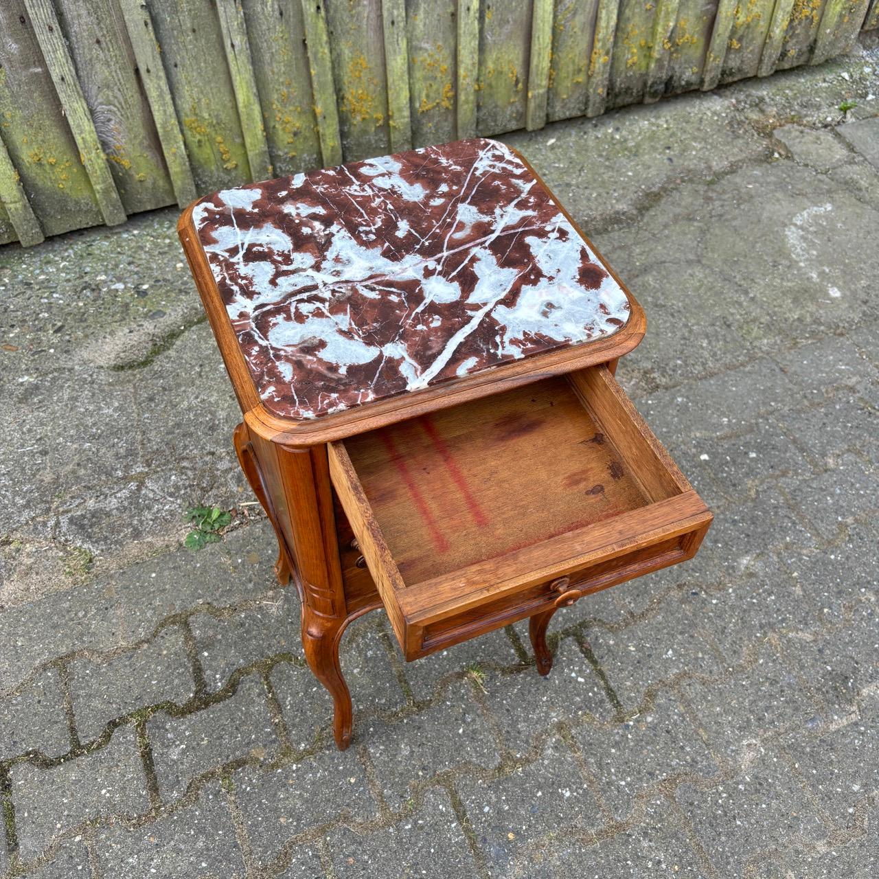 Meuble de chevet ancien  L'Art nouveau vers 1900  Noyer et marbre en vente 2