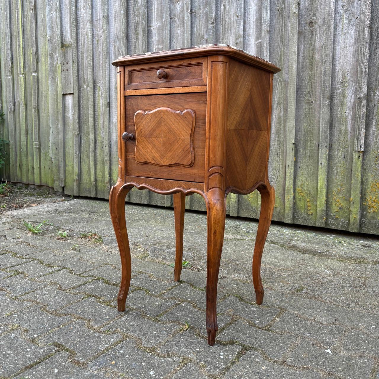 Meuble de chevet ancien  L'Art nouveau vers 1900  Noyer et marbre en vente 3