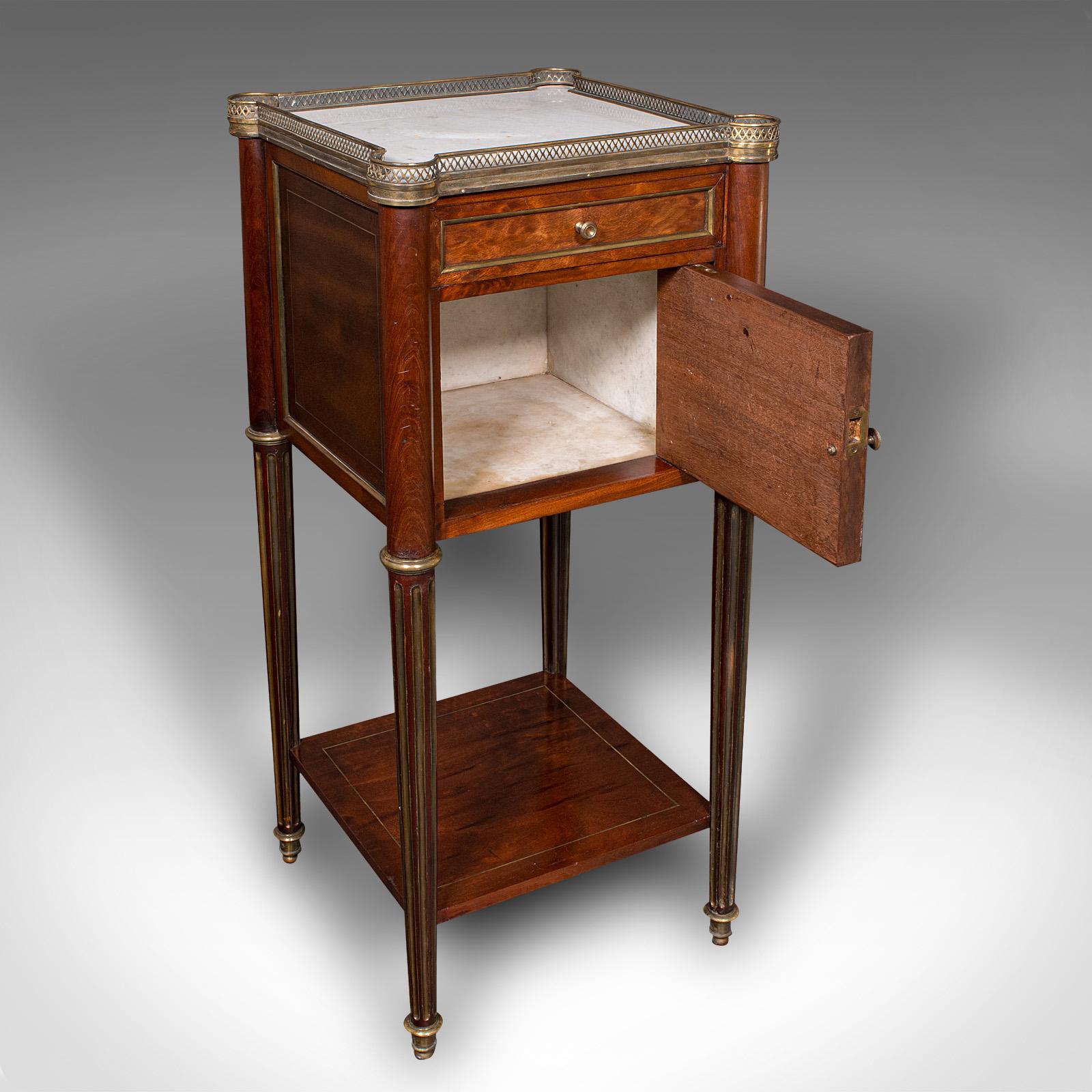 Il s'agit d'une table de chevet ancienne. Table de nuit française en noyer, marbre et laiton incrusté, datant du début de la période victorienne, vers 1840.

Qualité supérieure et finition exquise pour ce superbe meuble de chambre à