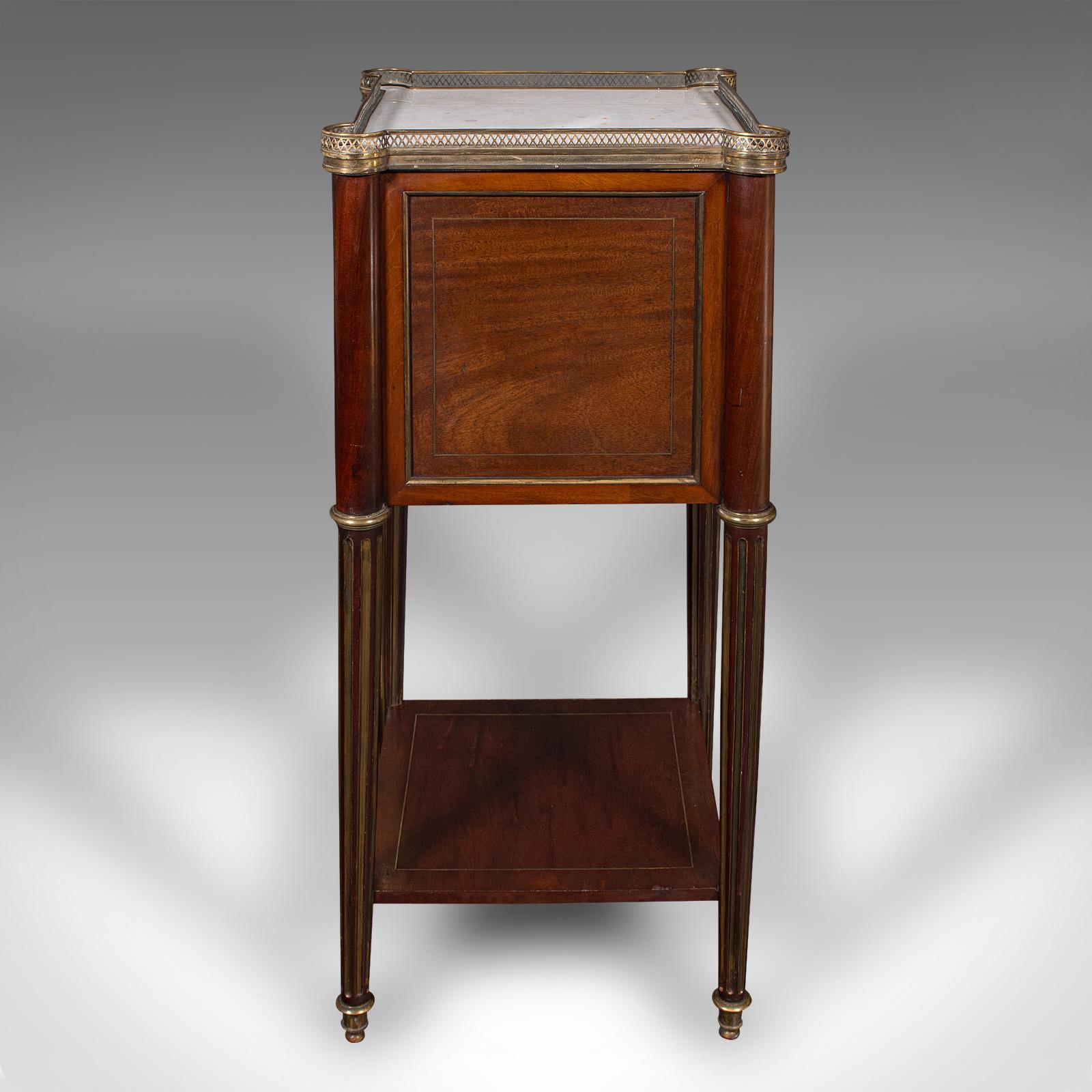 Ancienne table de chevet, française, noyer, marbre, table de nuit, victorienne, Circa 1840 Bon état - En vente à Hele, Devon, GB
