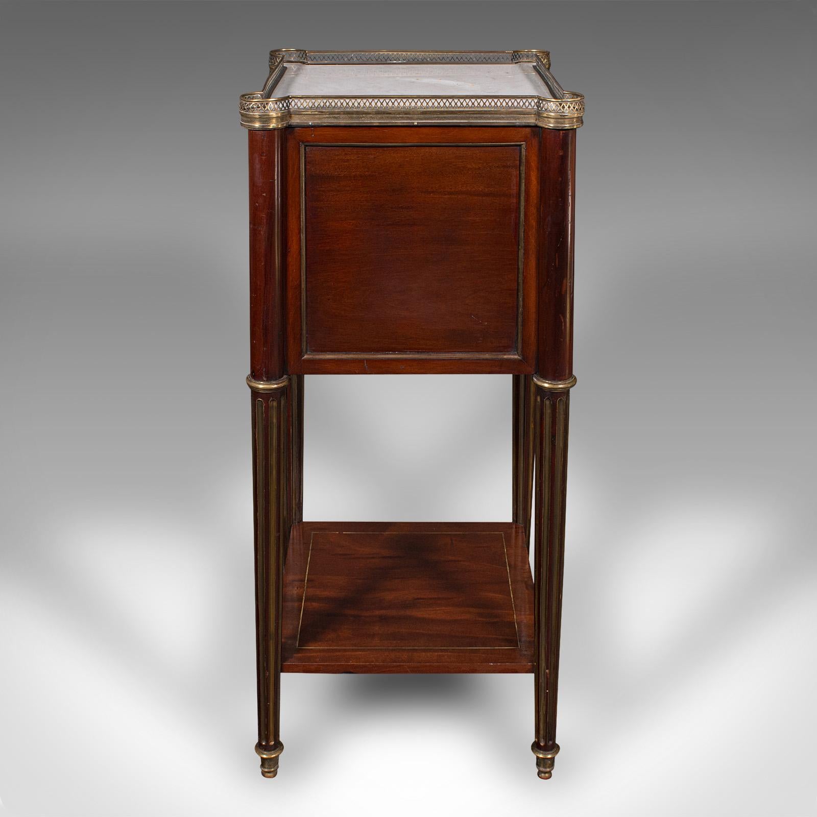 Milieu du XIXe siècle Ancienne table de chevet, française, noyer, marbre, table de nuit, victorienne, Circa 1840 en vente