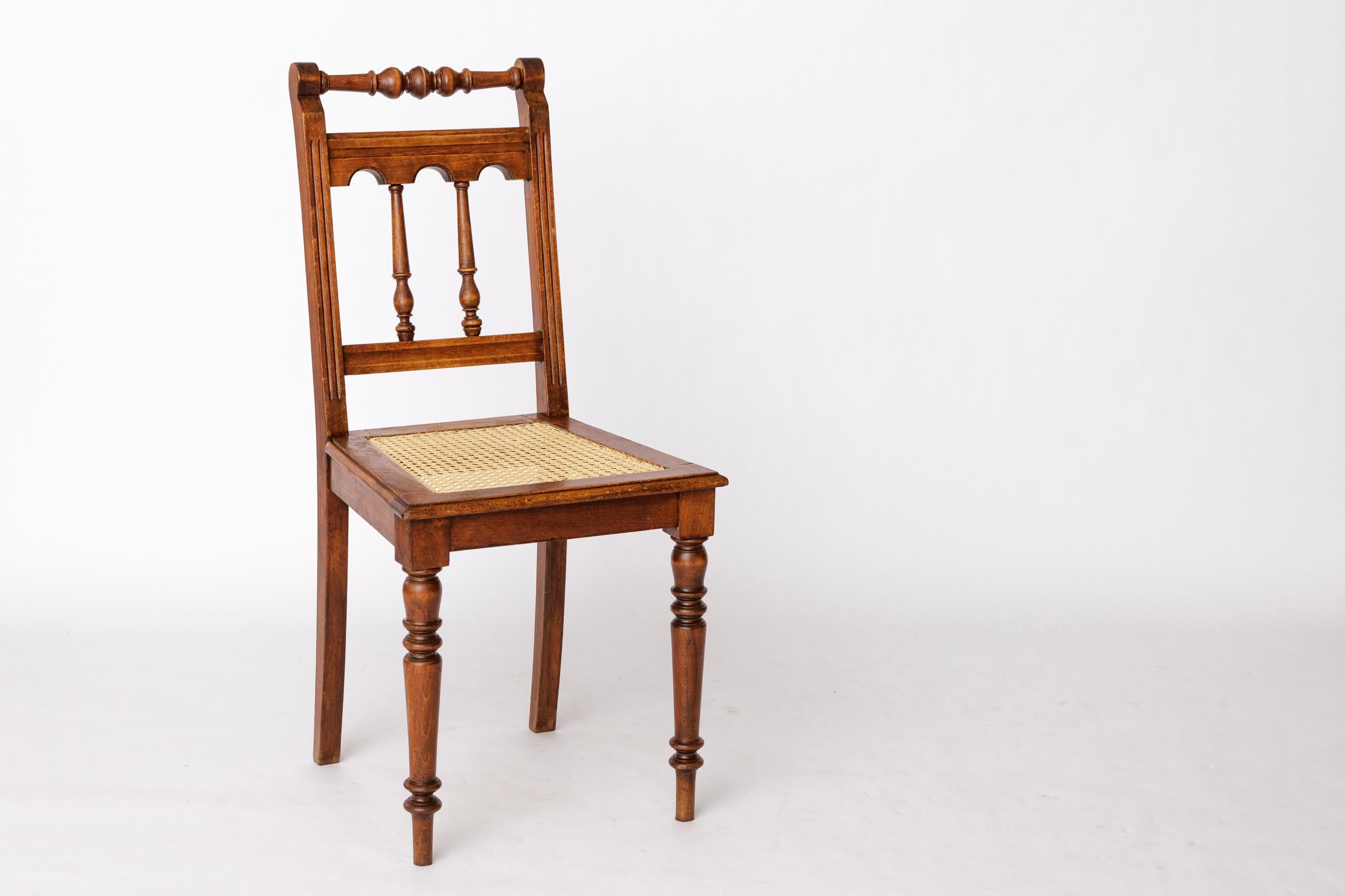 Chaise ancienne avec assise en cannage viennois - c. 1940s-1950s
Fabricant inconnu.

Cette charmante chaise ancienne est dotée d'un solide cadre en bois de Beeche, teinté, remis à neuf et soigneusement huilé pour lui redonner sa beauté