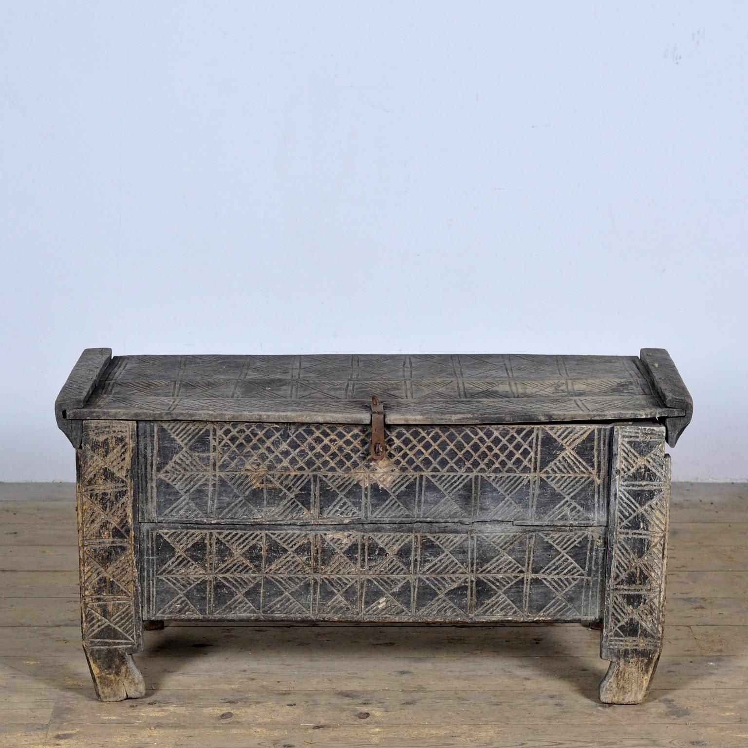 Low shepherd’s chest with a beautiful appearance and proportions. These chests were made in the same way for centuries. They were decorated with traditional geometric decoration. Reduced to a natural finish. Raw, authentic. From the mountains of
