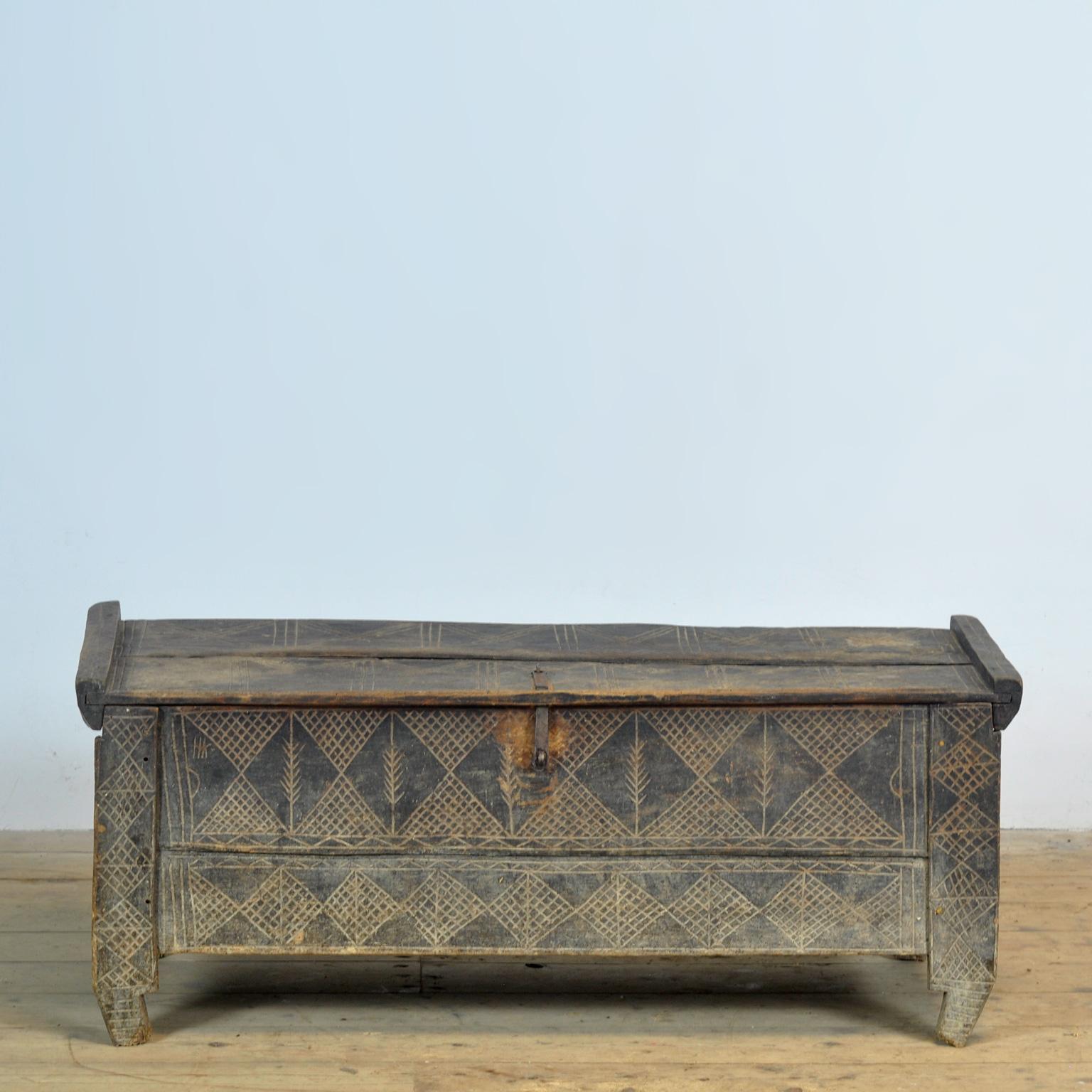 Low shepherd’s chest with a beautiful appearance and proportions. These chests were made in the same way for centuries. They were decorated with traditional geometric decoration. Reduced to a natural finish. Raw, authentic. From the mountains of