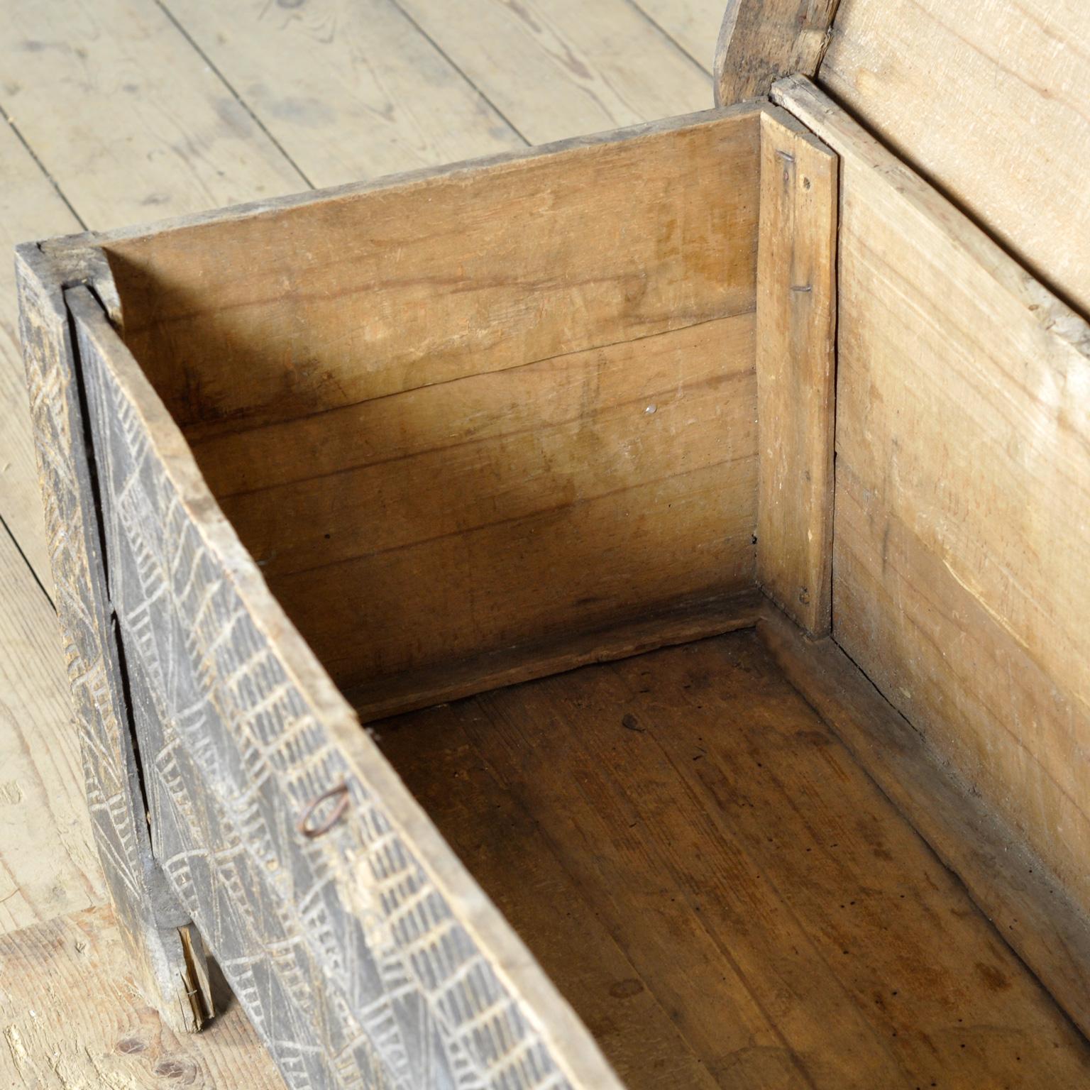 Antique beech Shepherd’s Chest, 1820s In Fair Condition In Amsterdam, Noord Holland