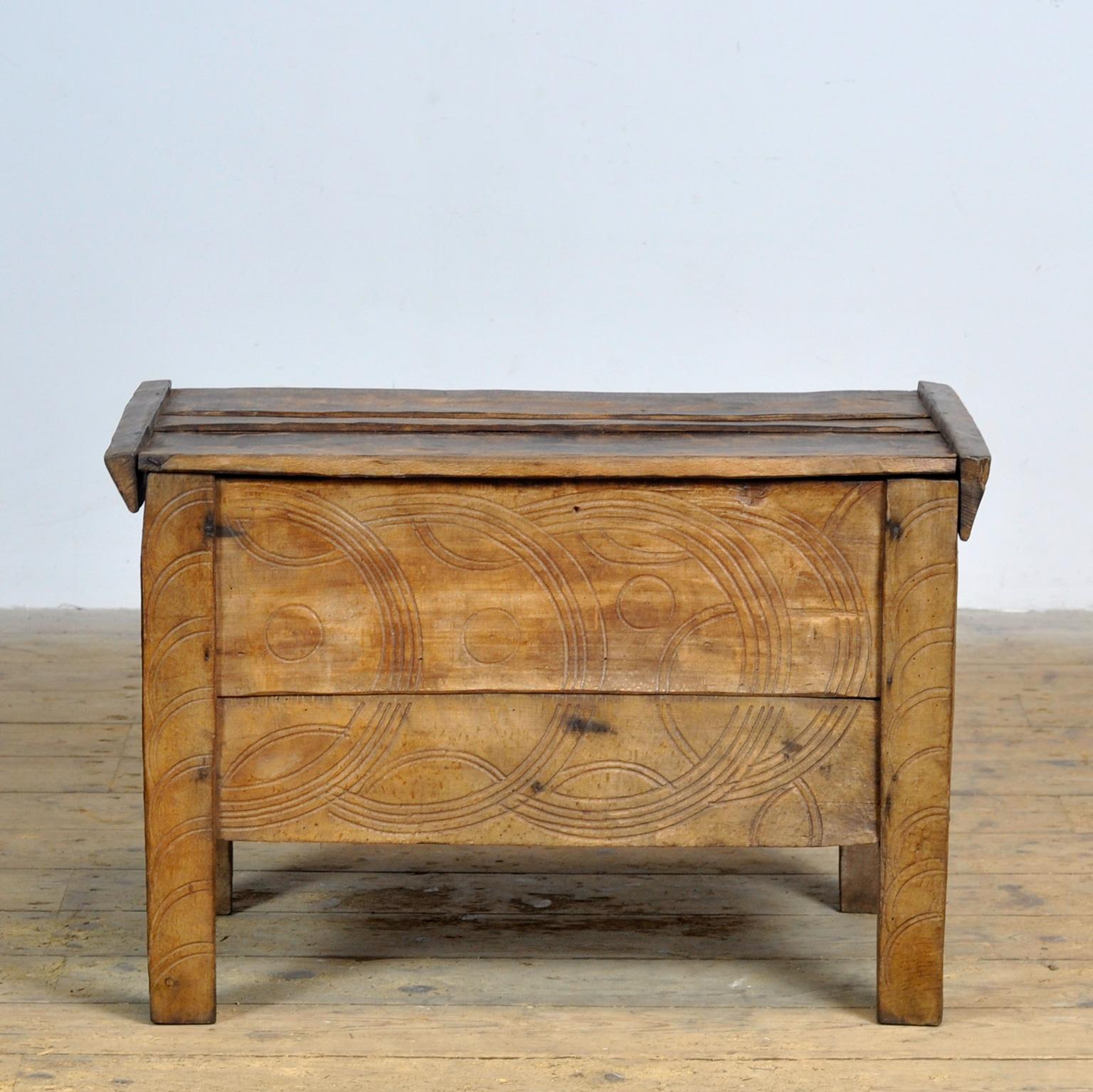 Low shepherd’s chest with a beautiful appearance and proportions. These chests were made in the same way for centuries. They were decorated with traditional magical symbols. This example shows the geometric decoration very well. Reduced to a natural
