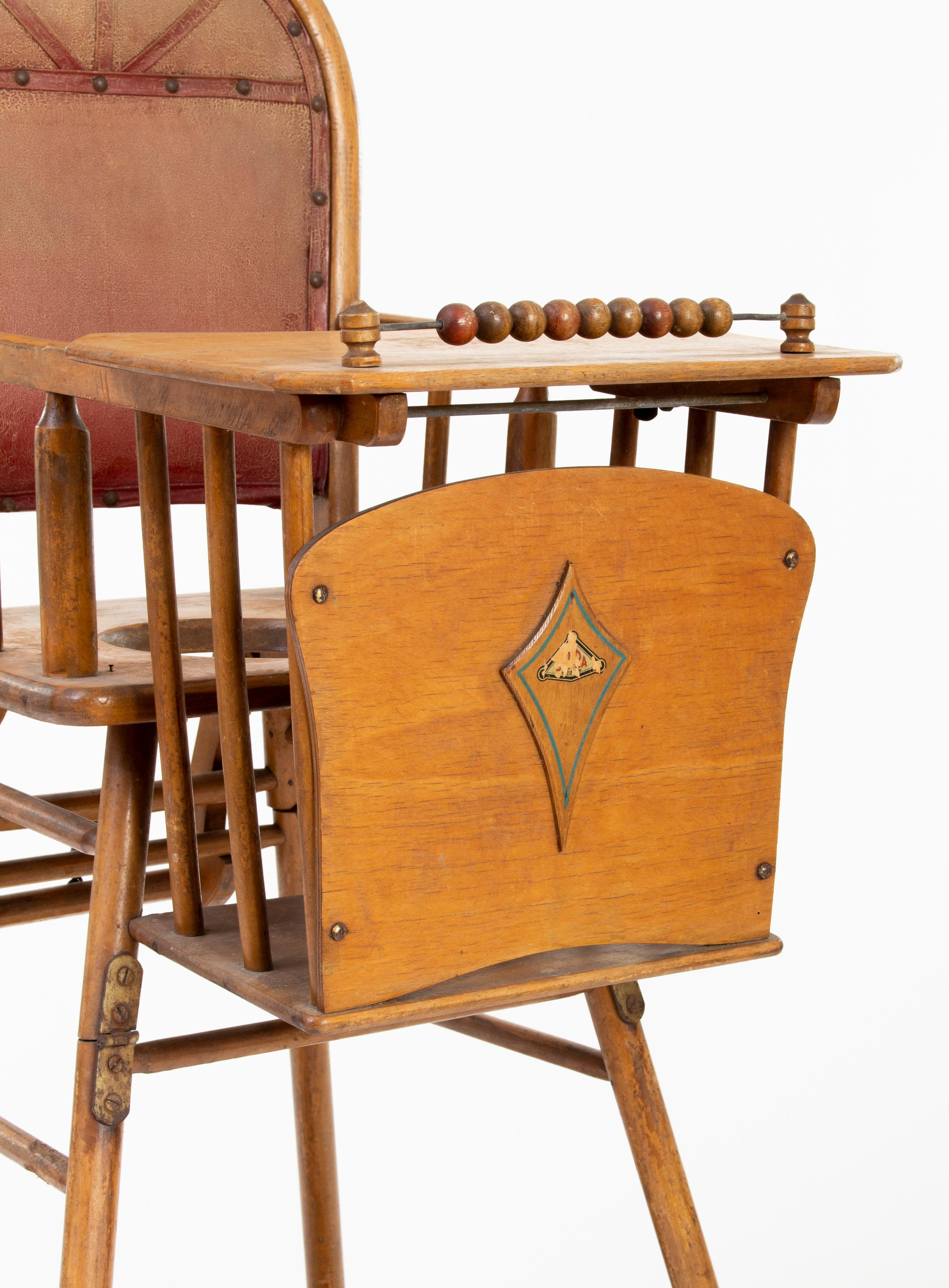 Artisanat Chaise d'enfant ancienne en bois de hêtre  en vente
