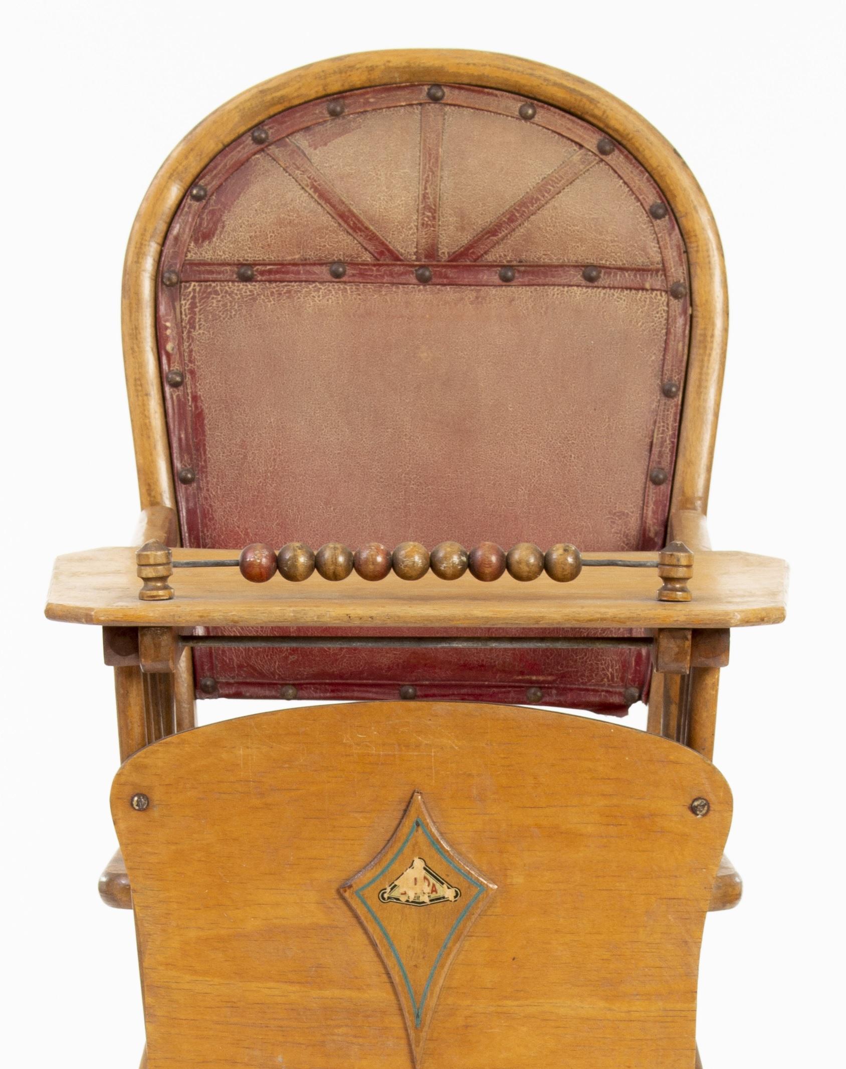 Début du 20ème siècle Chaise d'enfant ancienne en bois de hêtre  en vente