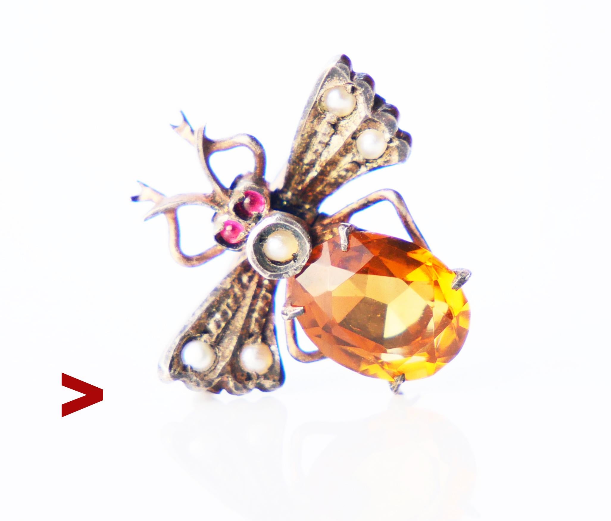 Antique vers le début du XXe siècle. Broche en forme de scarabée modelée comme un insecte qui ressemble à un scarabée, habilement assemblé à partir de nombreuses pièces séparées. En argent doré, orné de citrine naturelle jaune orangé, de deux