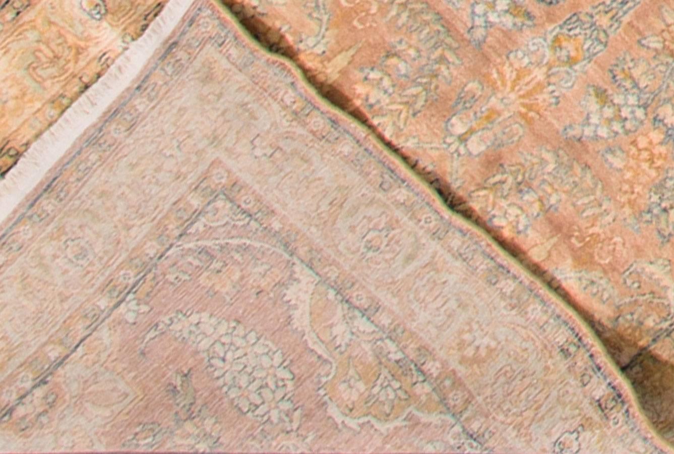 Tapis Persan Kerman antique de 1905 avec un champ beige/beige clair et un motif traditionnel en bleu sarcelle clair. Mesures : 2.09 x 20.05.