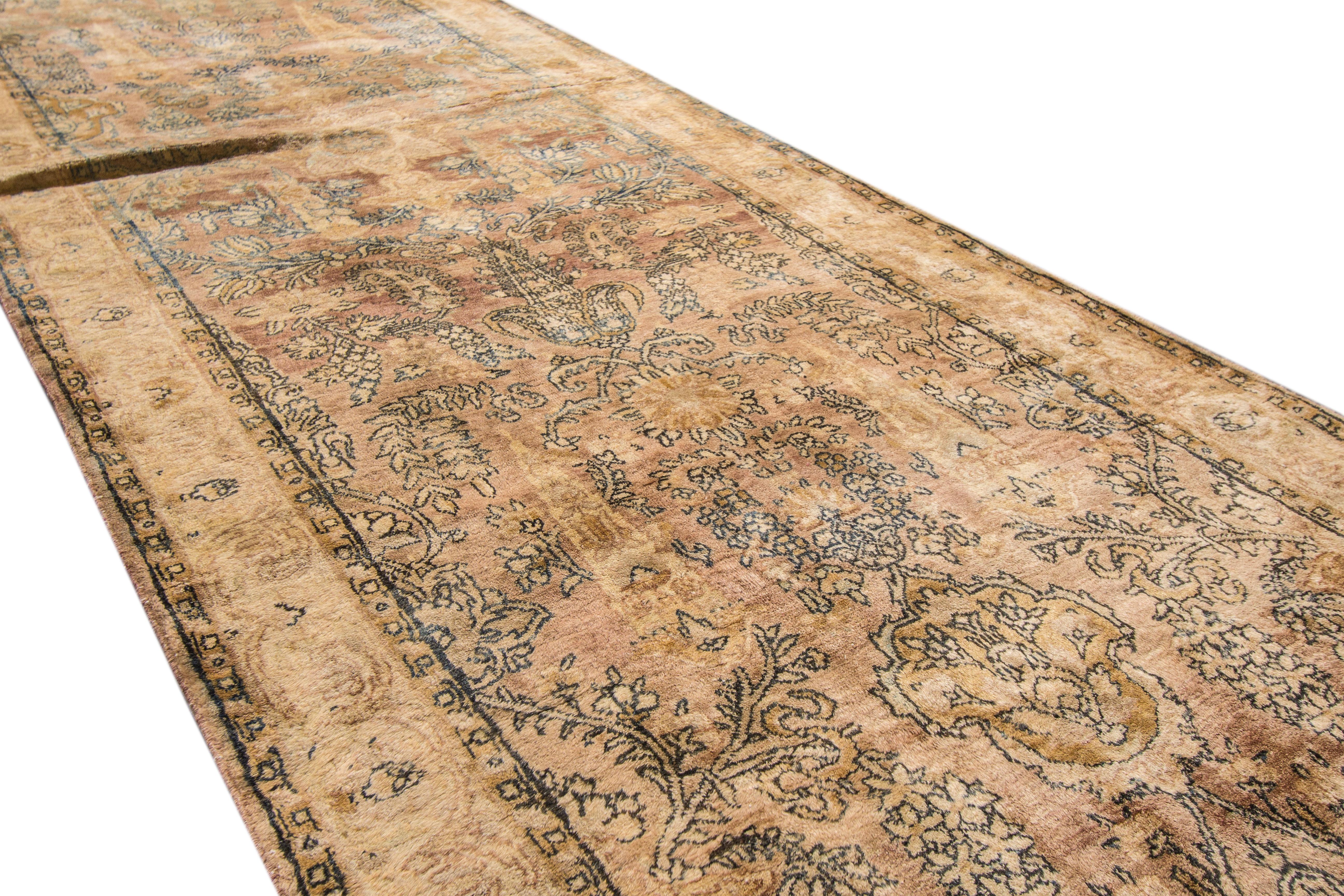 Tapis de couloir persan ancien en laine Kerman beige et bleu Excellent état - En vente à Norwalk, CT