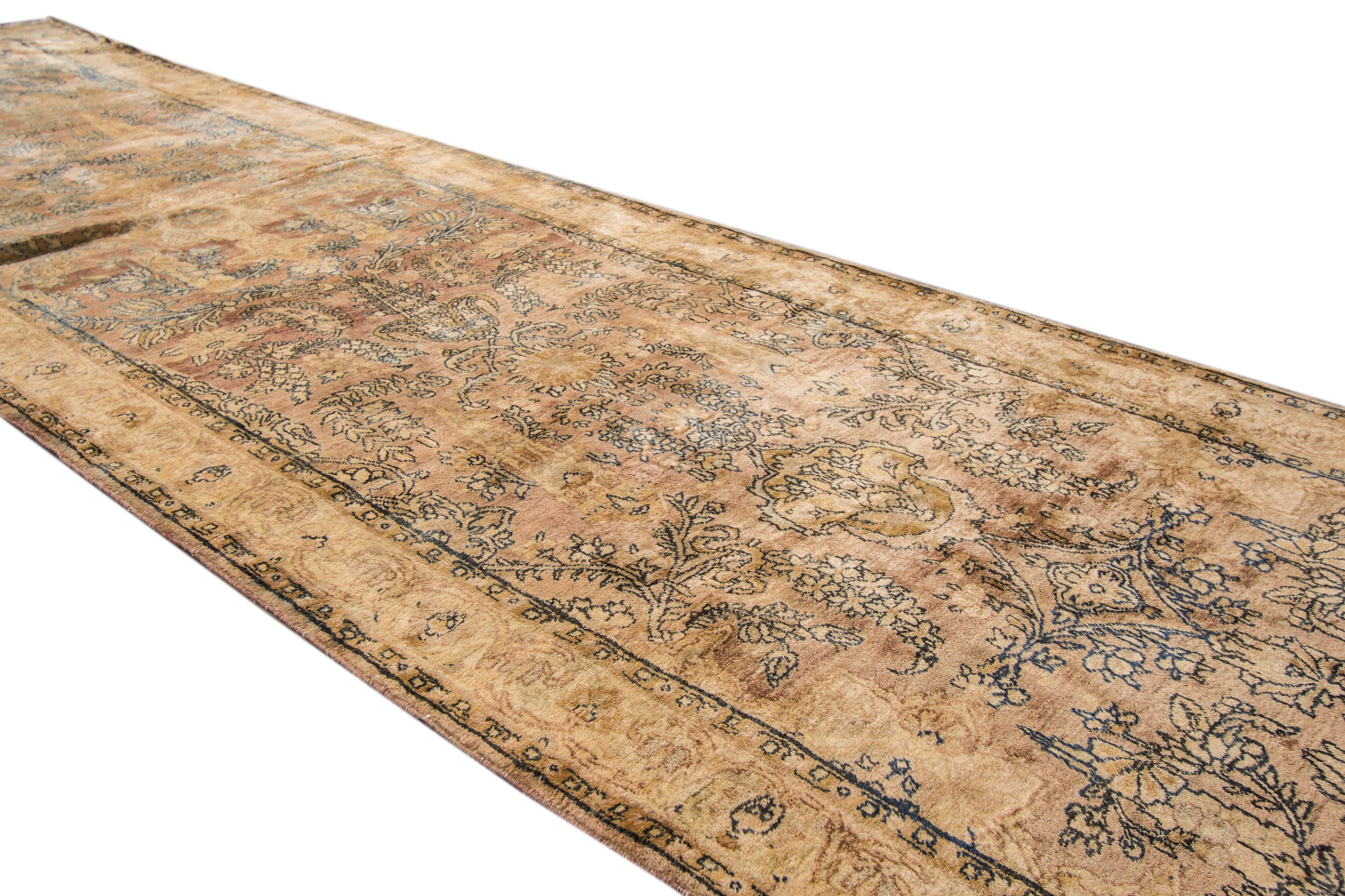 Laine Tapis de couloir persan ancien en laine Kerman beige et bleu en vente