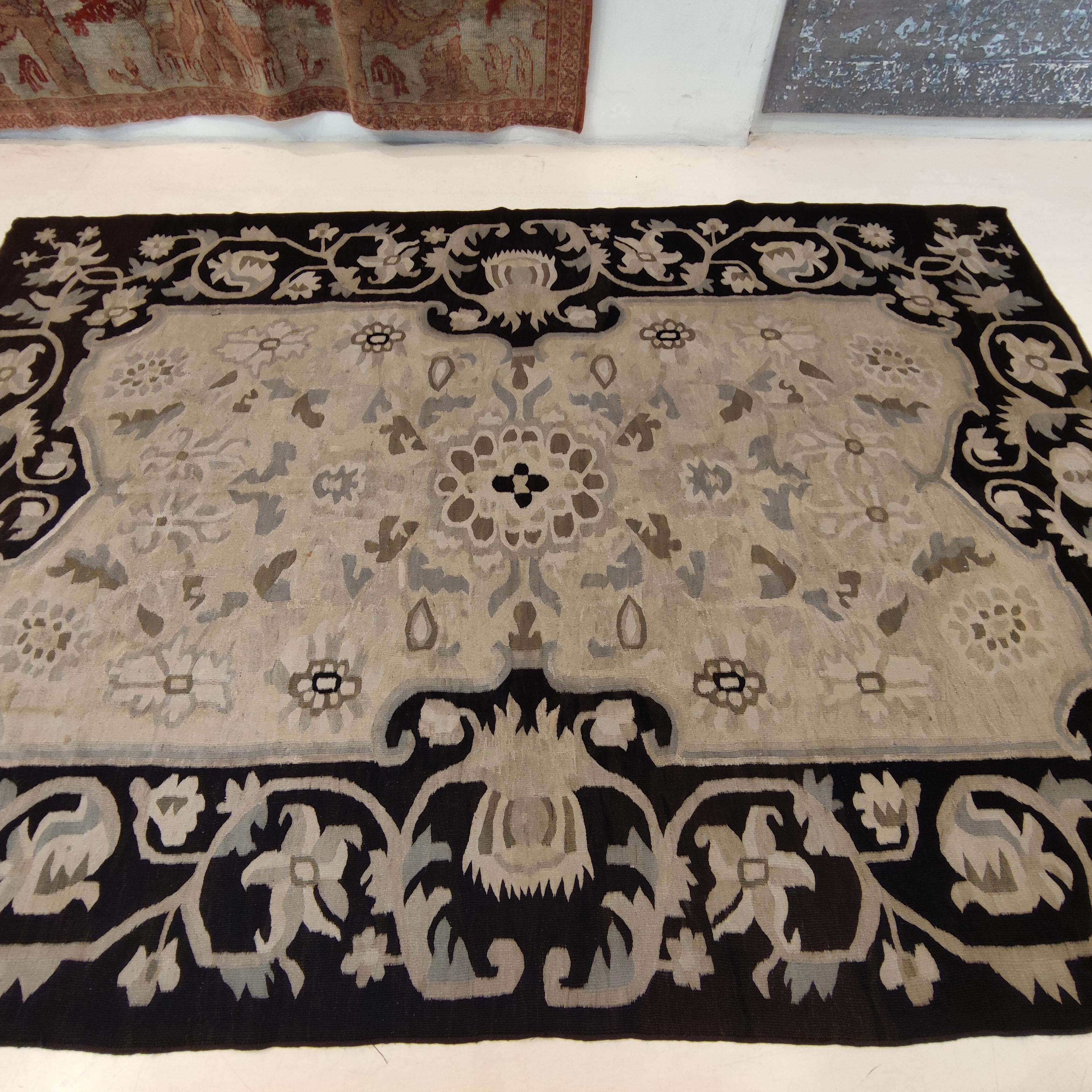 Antiker beigefarbener bessarabischer Kelimteppich mit schwarzer Bordüre (Bessarabisch) im Angebot