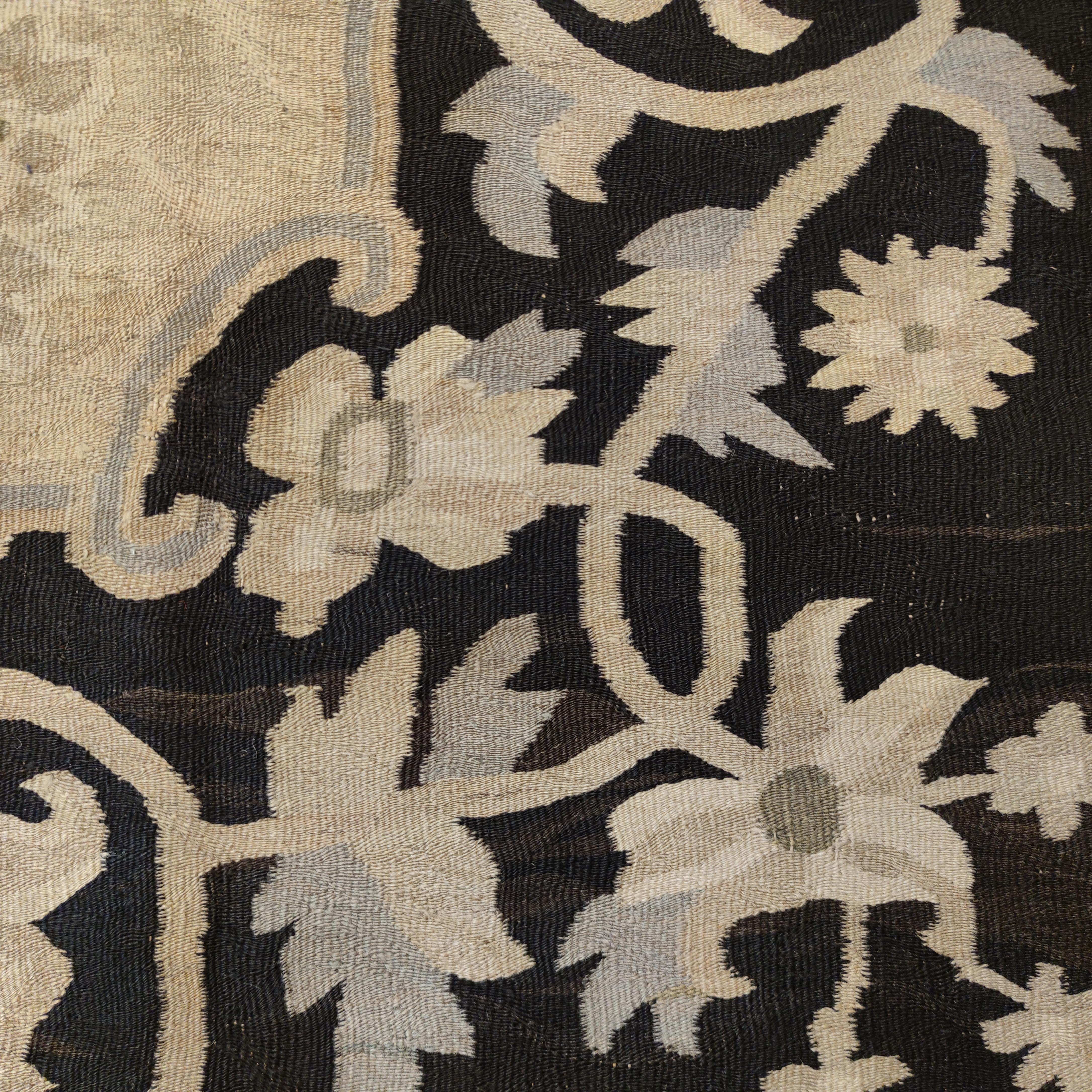 Tissé à la main Antique tapis Kilim Bessarabian à fond beige avec bordure noire en vente