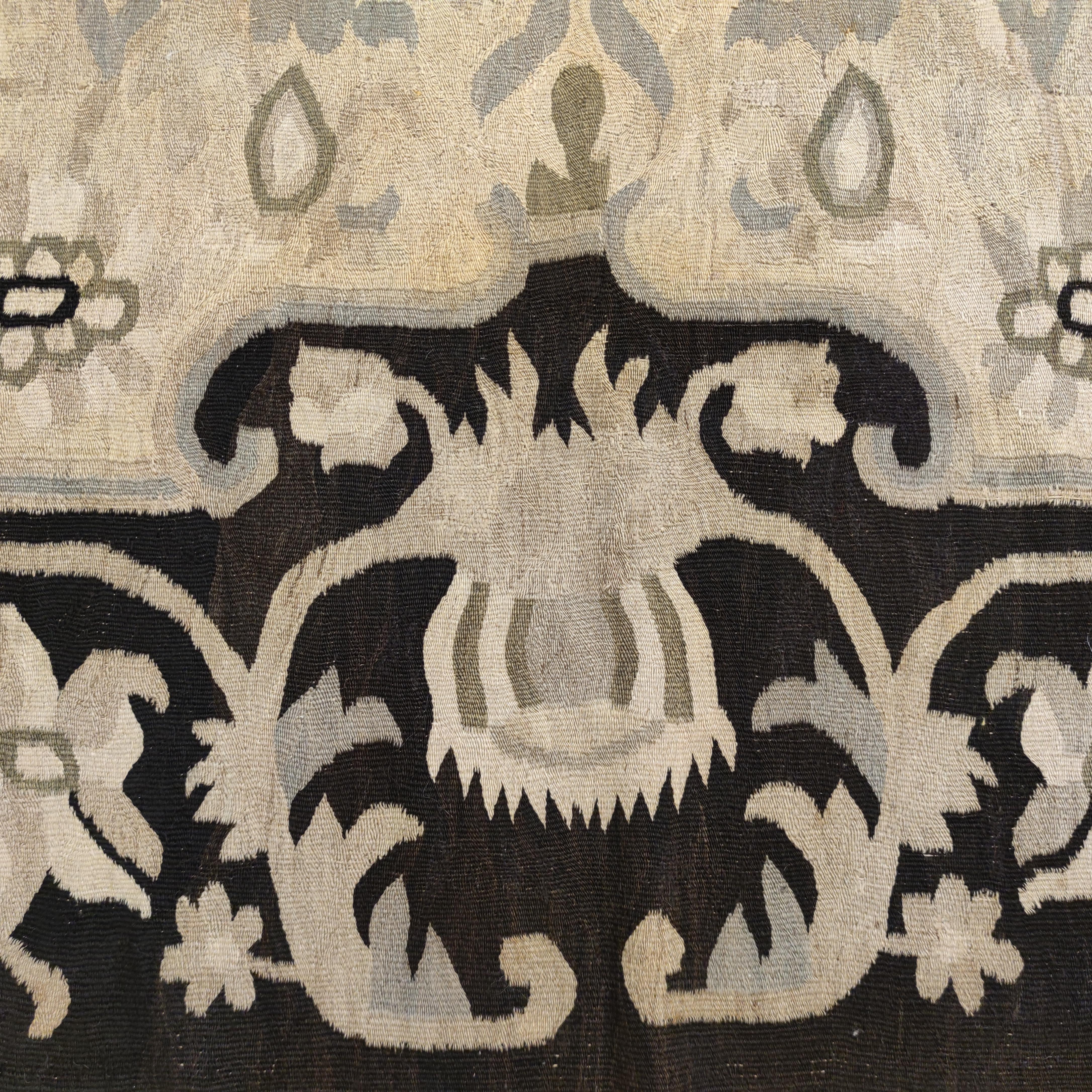 Antiker beigefarbener bessarabischer Kelimteppich mit schwarzer Bordüre (Wolle) im Angebot