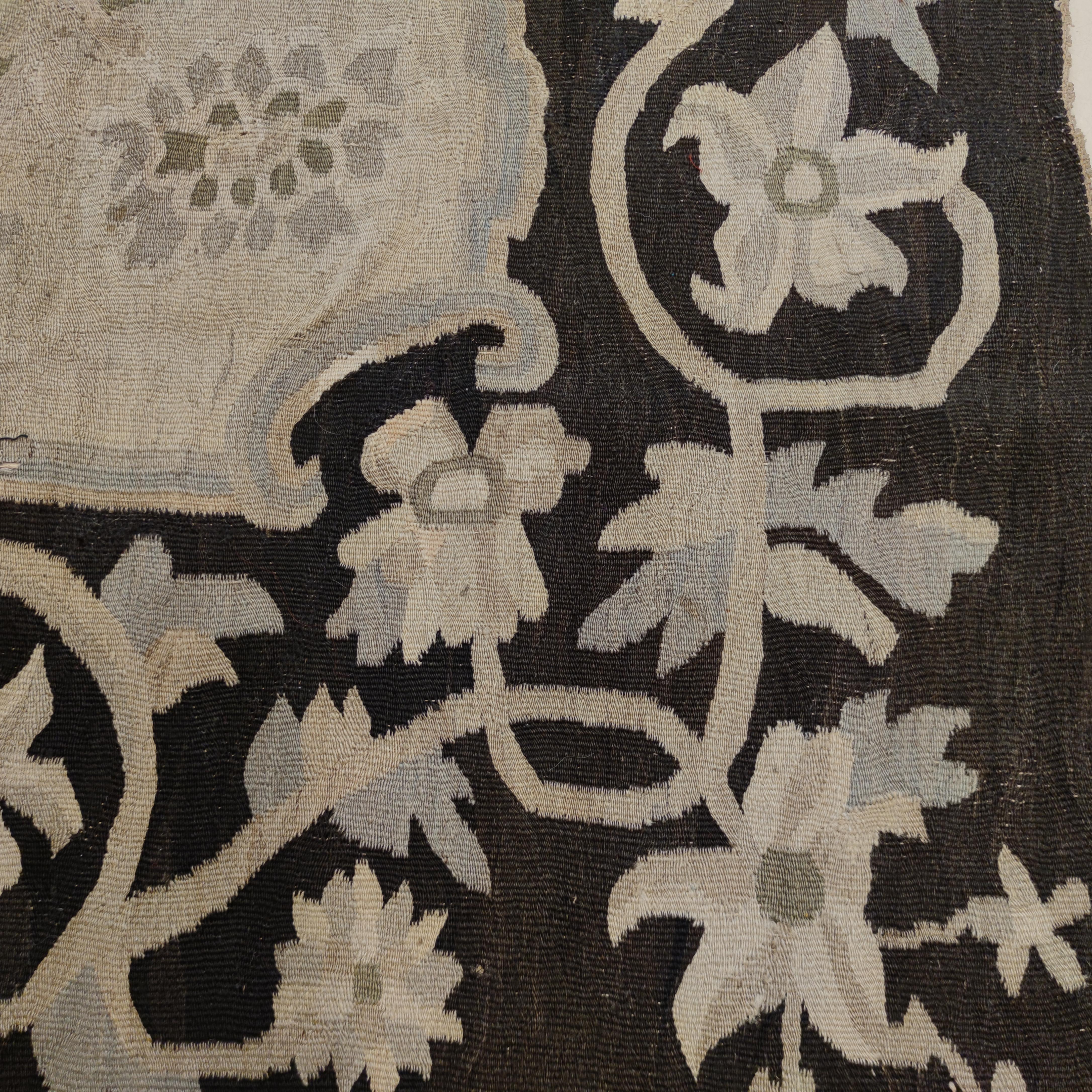 Antiker beigefarbener bessarabischer Kelimteppich mit schwarzer Bordüre im Angebot 1
