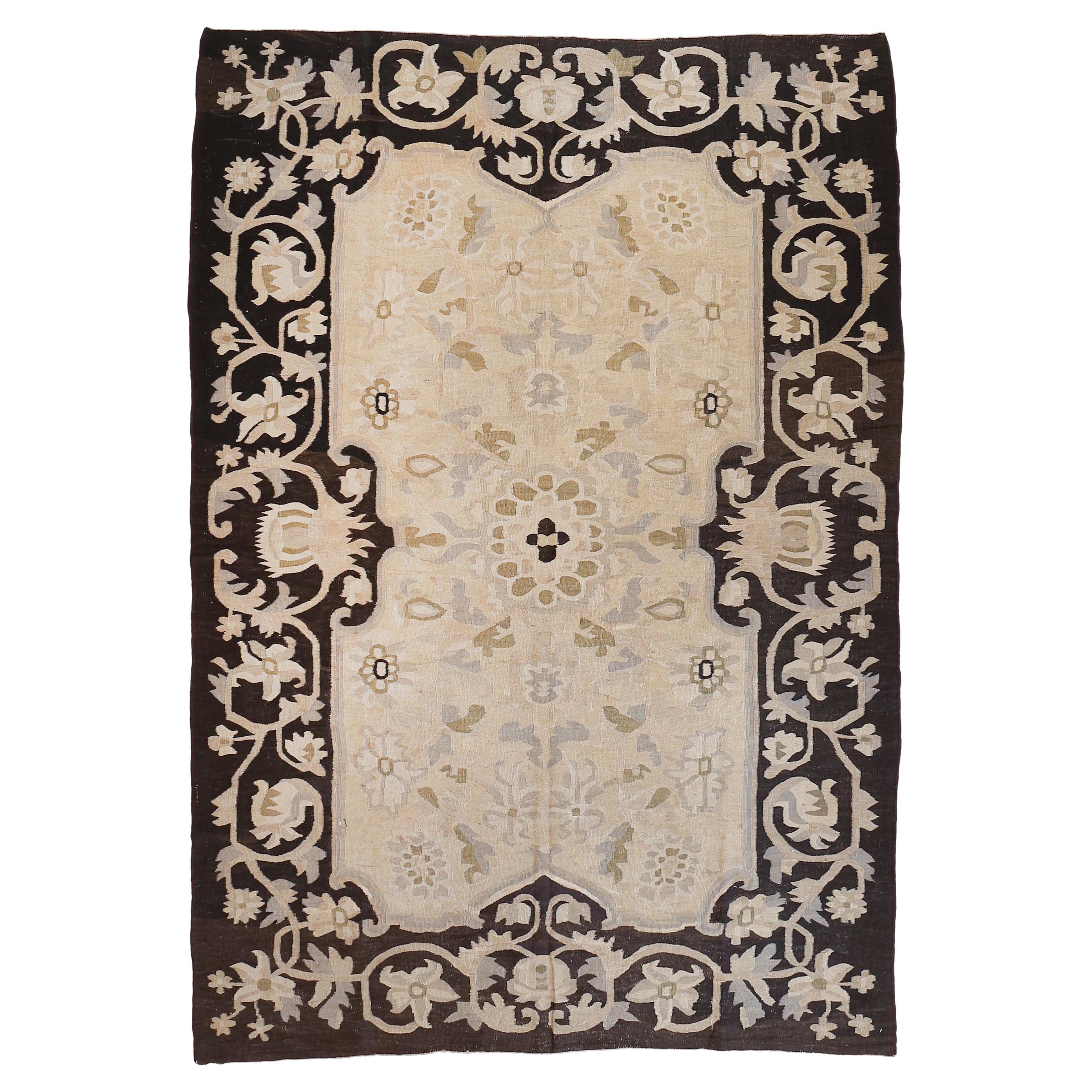 Antique tapis Kilim Bessarabian à fond beige avec bordure noire