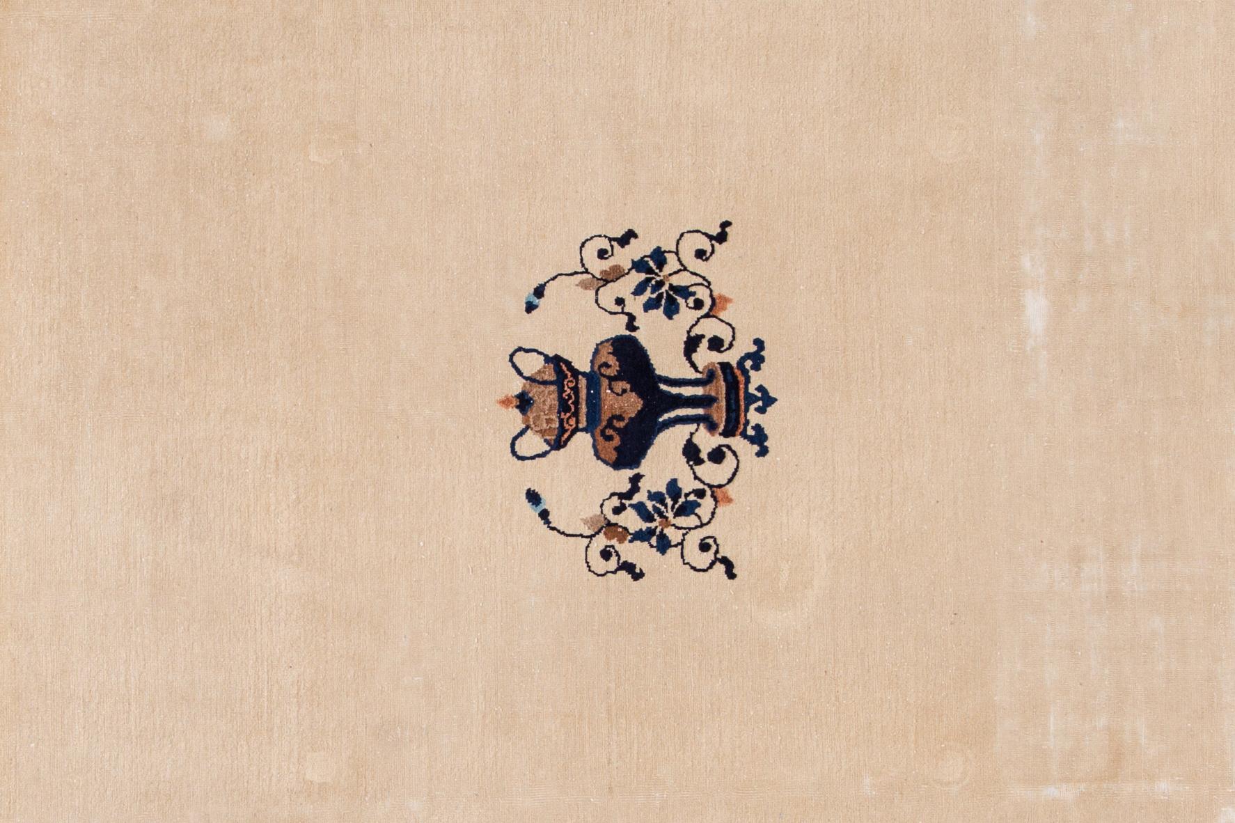 Antiker beigefarbener Pekinger Wollteppich aus chinesischer Wolle (Chinesisch) im Angebot