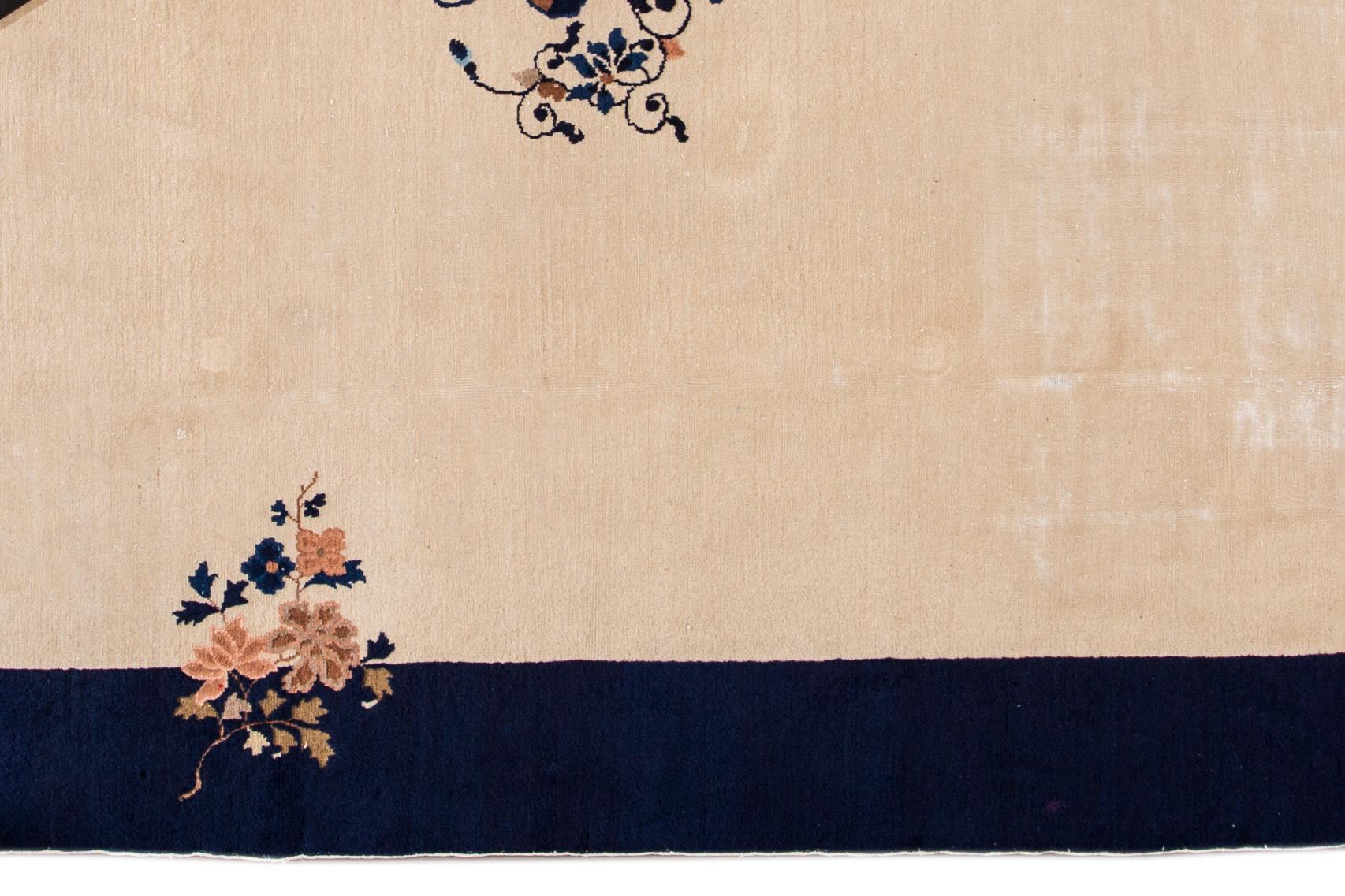 Antiker beigefarbener Pekinger Wollteppich aus chinesischer Wolle (Handgeknüpft) im Angebot