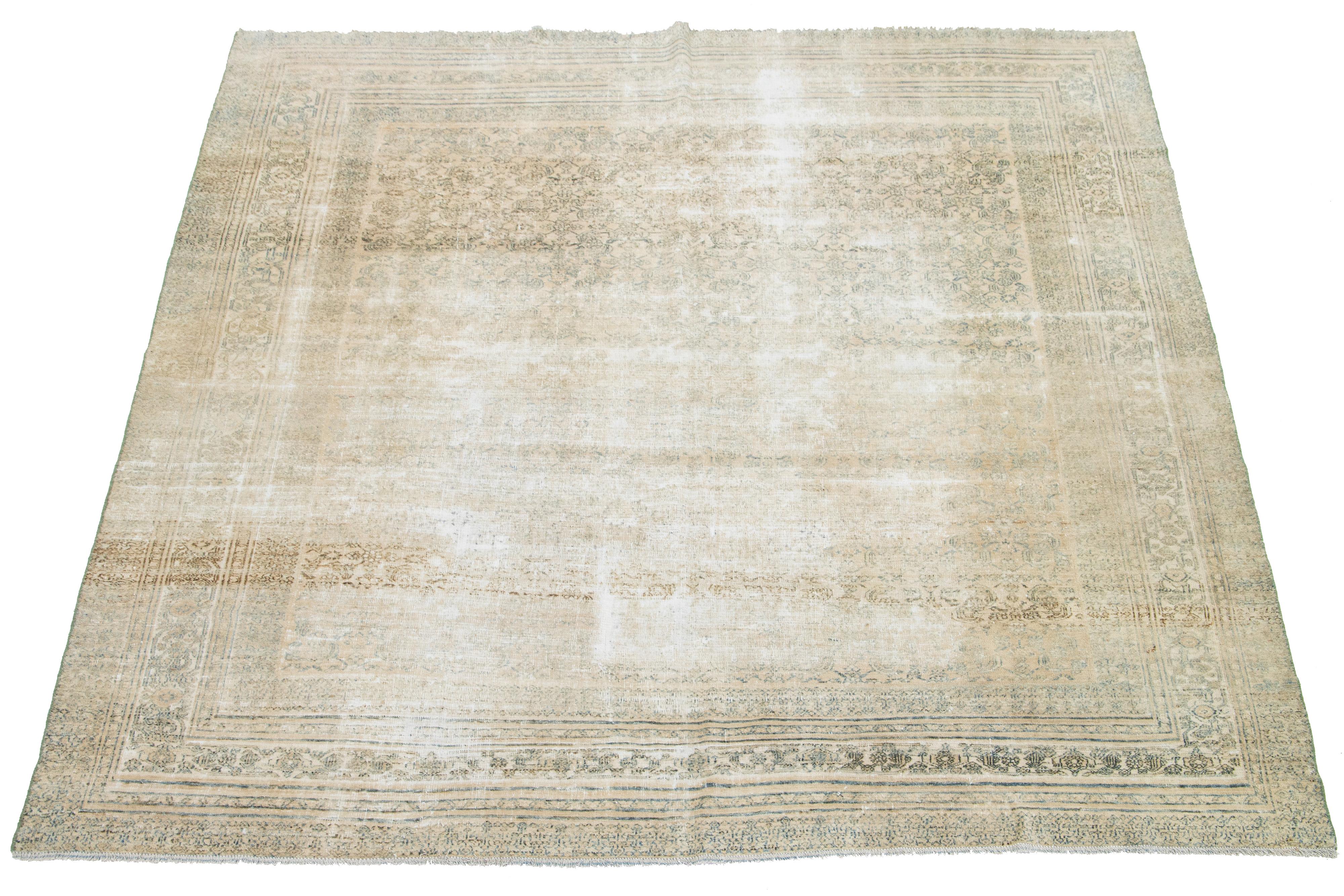 Dieser quadratische antike Malayer Wollteppich ist handgeknüpft und hat ein beiges Farbfeld. Er besticht durch ein atemberaubendes Allover-Design, das durch wunderschöne blaue Akzente ergänzt wird.

Dieser Teppich misst 7'10