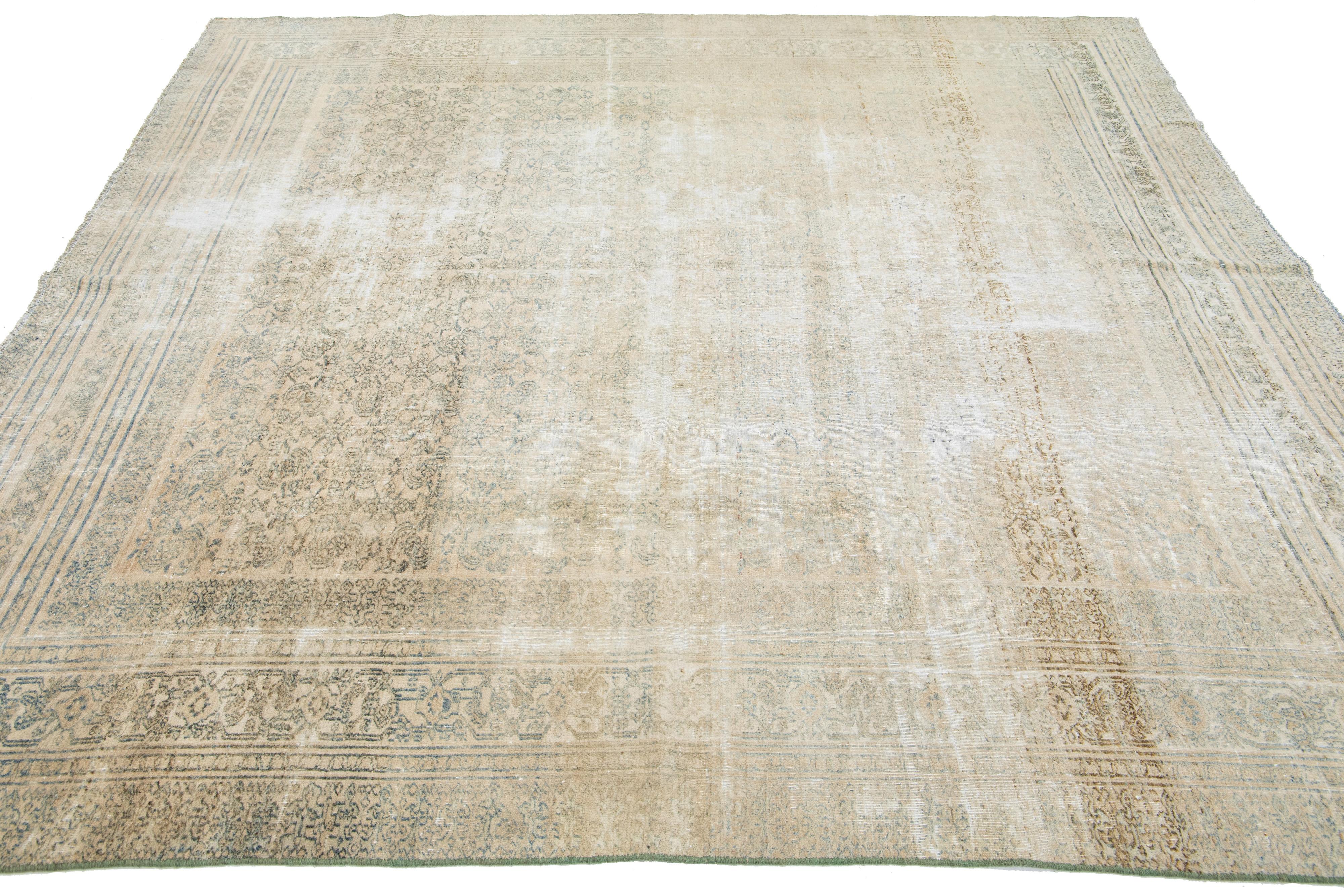 Antiker persischer Malayer-Wollteppich in Beige, handgefertigt mit Allover-Motiv (Handgeknüpft) im Angebot