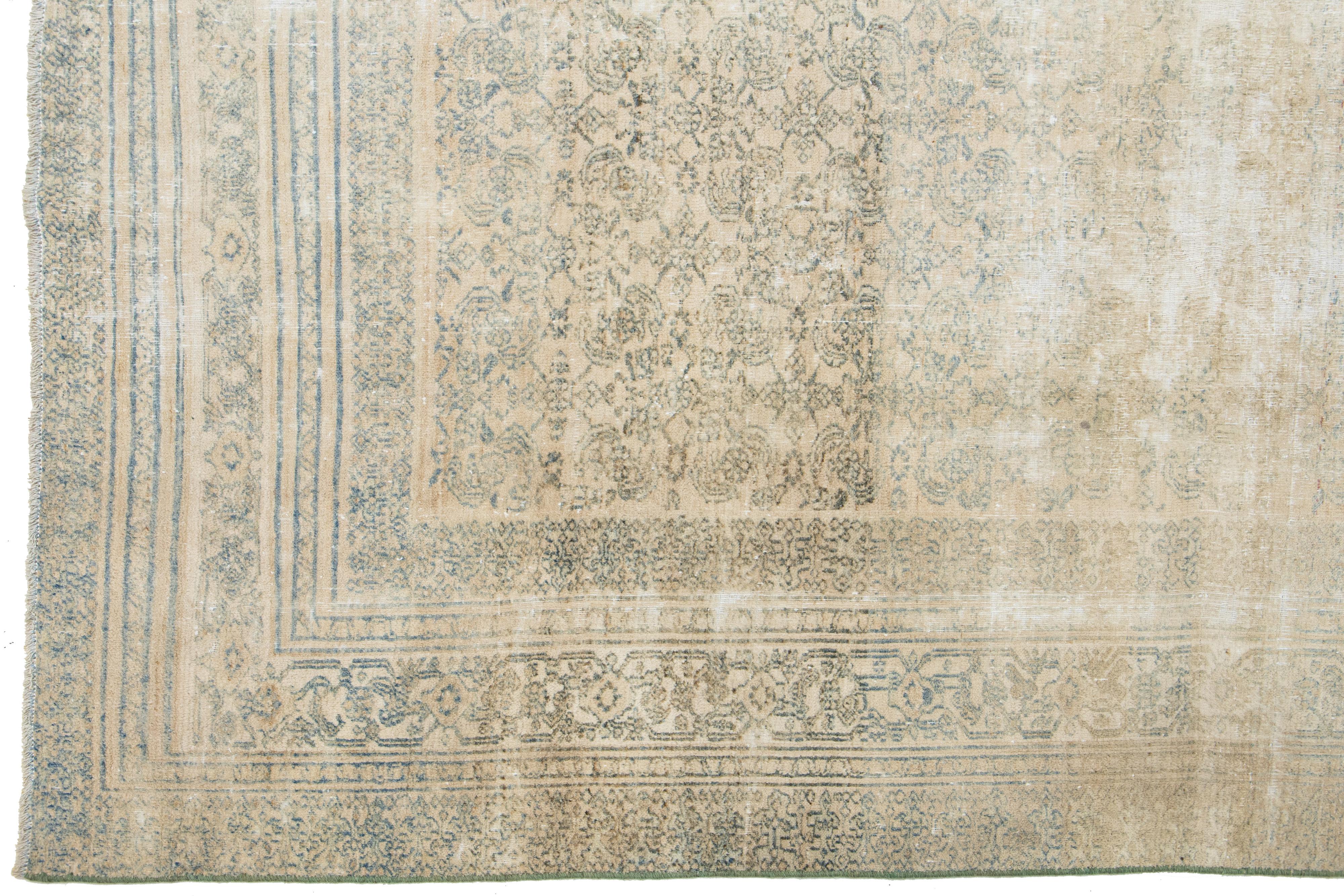 Antiker persischer Malayer-Wollteppich in Beige, handgefertigt mit Allover-Motiv im Zustand „Starke Gebrauchsspuren“ im Angebot in Norwalk, CT