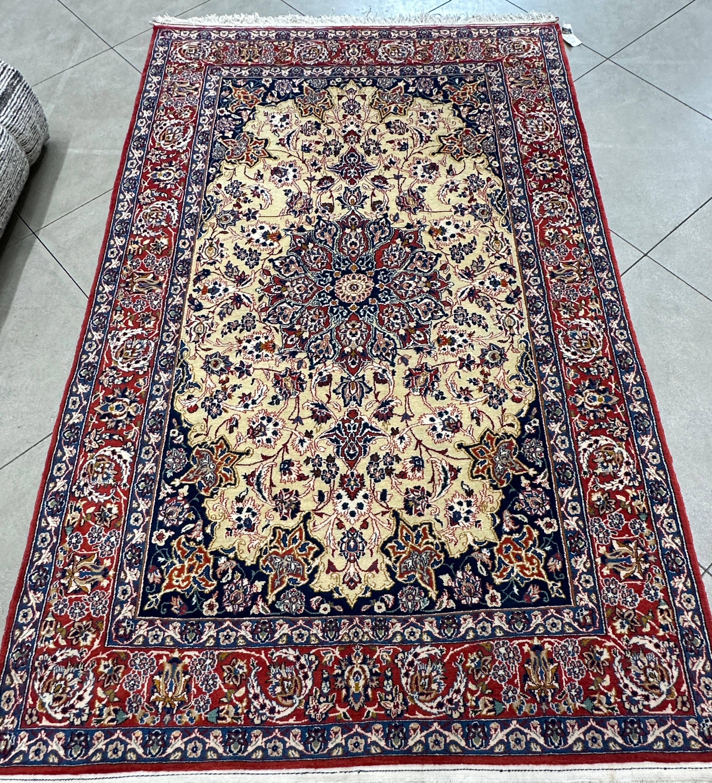 Verwandeln Sie Ihren Wohnbereich mit der zeitlosen Eleganz unseres Perserteppichs in Altbeige, Blau und Rot. Dieses exquisite Stück zeigt das reiche Erbe der persischen Handwerkskunst, mit komplizierten Mustern und einer raffinierten Mischung aus