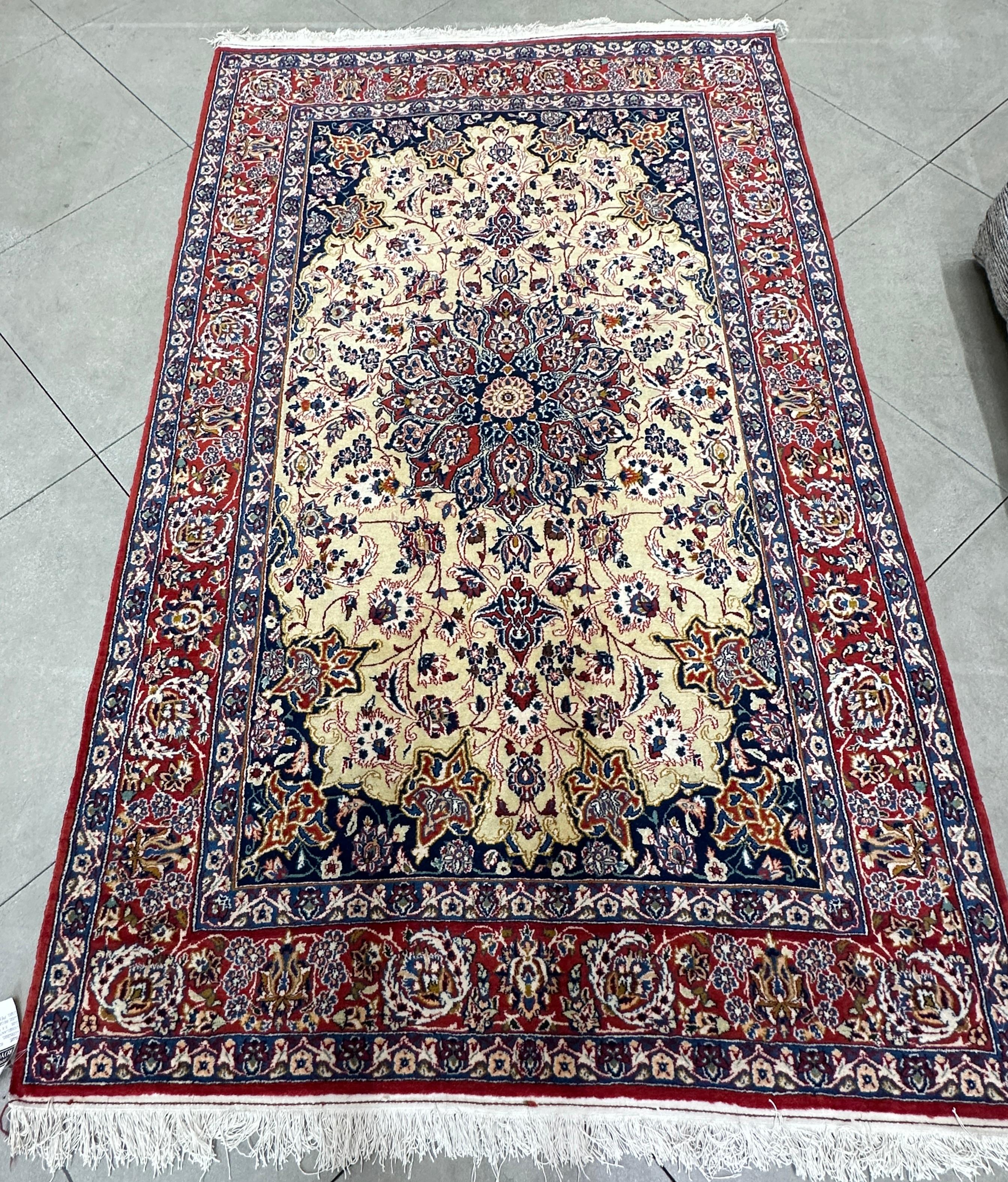 Alter beiger, roter und blauer persischer Akzentteppich (Persisch) im Angebot