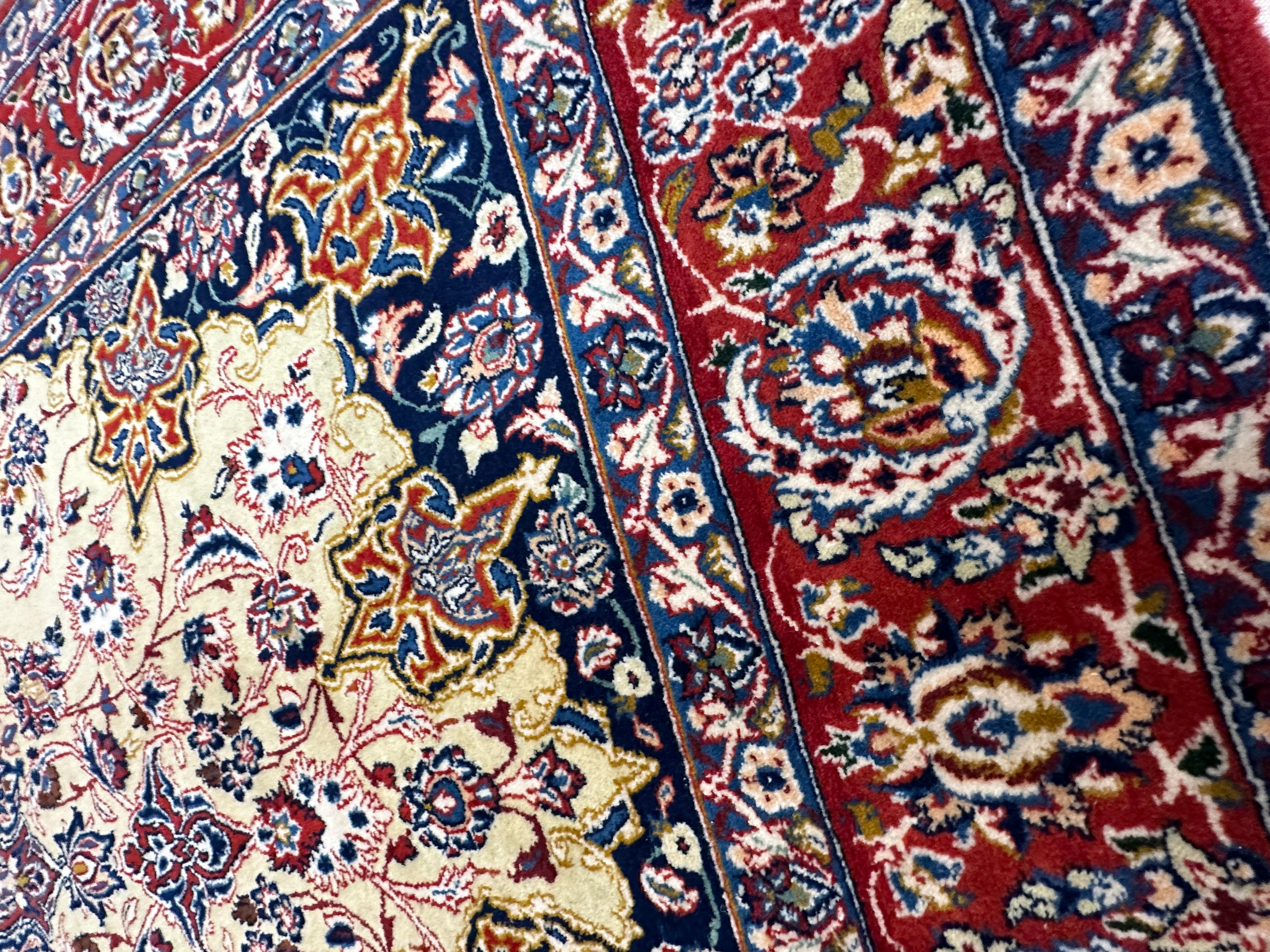 Alter beiger, roter und blauer persischer Akzentteppich im Zustand „Gut“ im Angebot in West Hollywood, CA