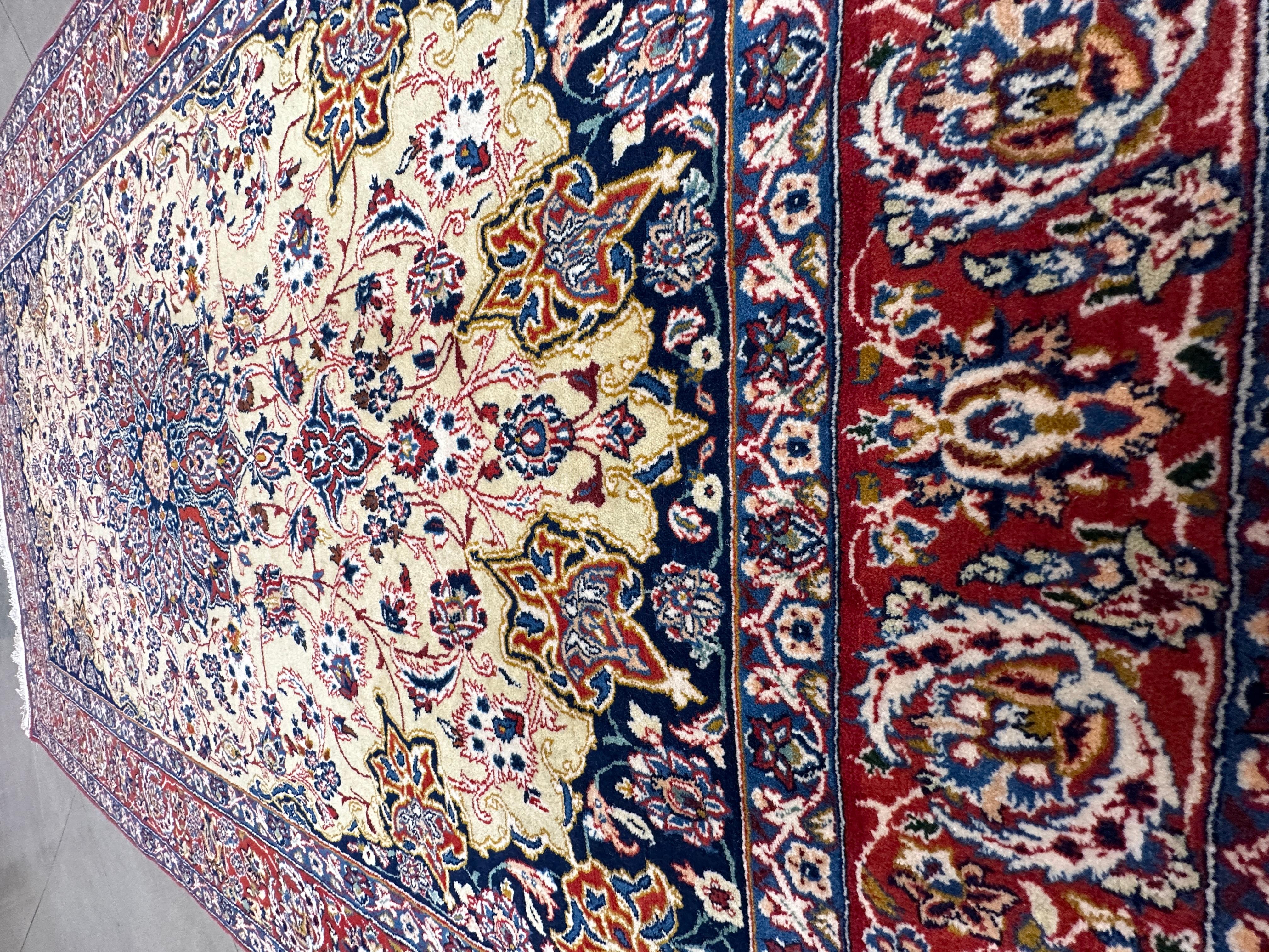 Alter beiger, roter und blauer persischer Akzentteppich (Mitte des 20. Jahrhunderts) im Angebot