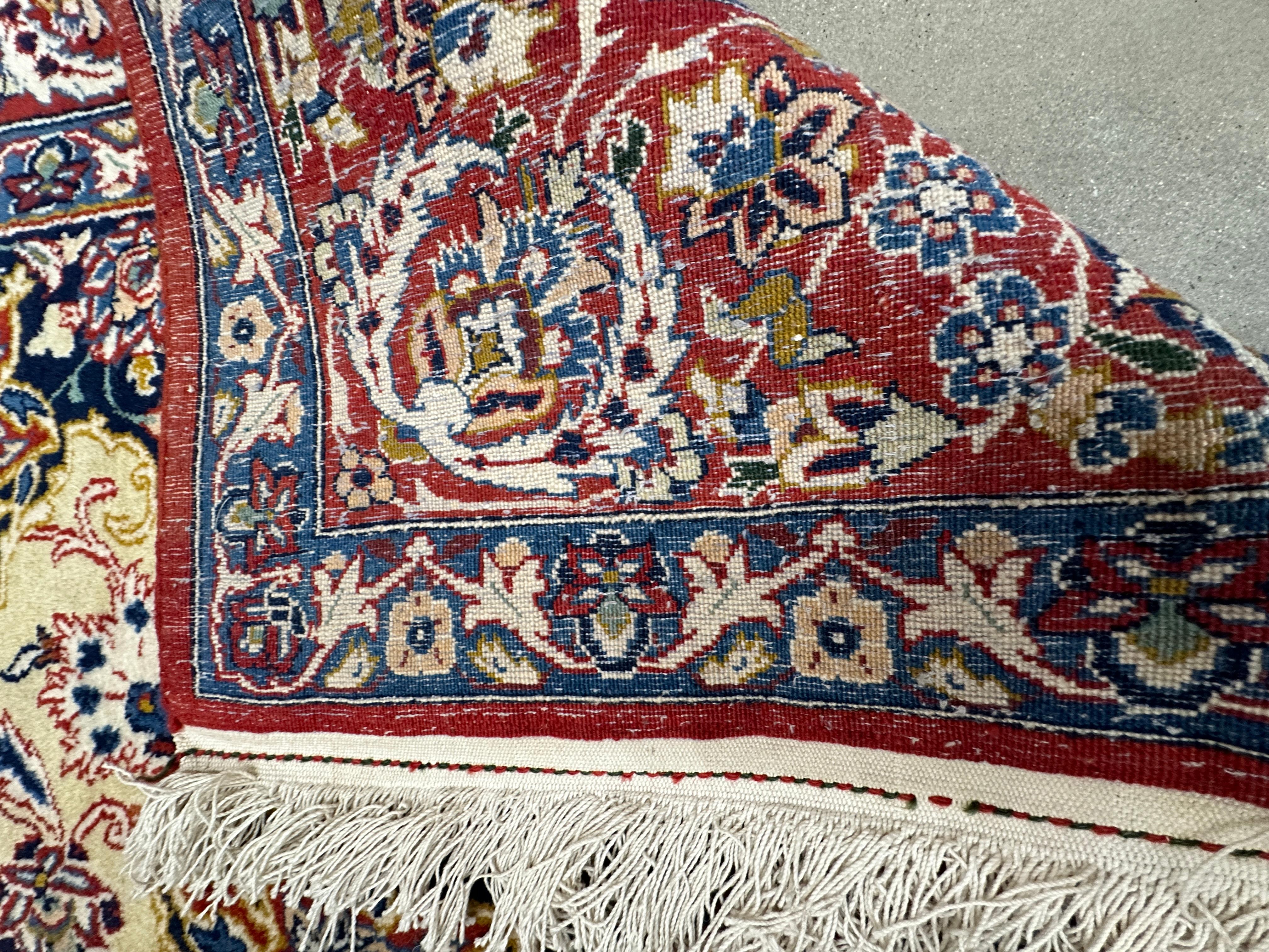 Alter beiger, roter und blauer persischer Akzentteppich (Wolle) im Angebot