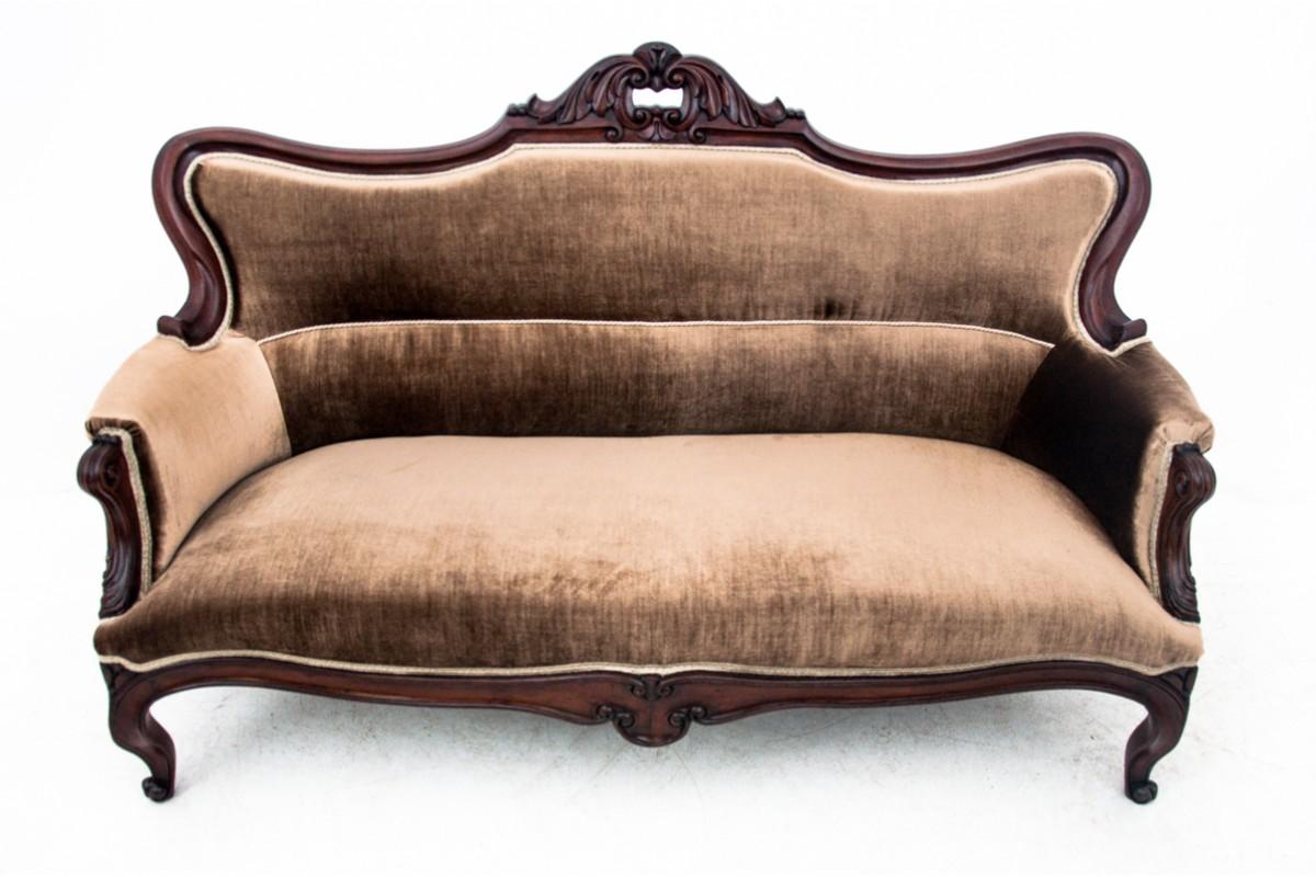 Antique sofa from the late 19th century.

Furniture in very good condition, after professional renovation.

The seat and backrest have been upholstered in a new beige velvet type fabric.

Dimensions: height 100 cm / seat height 40 cm / width