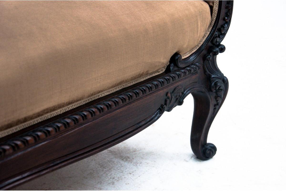 Antikes Sofa aus der Zeit um 1890.

Möbel in sehr gutem Zustand, nach professioneller Renovierung. Das Sofa ist mit einem neuen Stoff bezogen worden.

Maße: Höhe 103 cm / Sitzhöhe 43 cm / Breite 182 cm / Tiefe 75 cm
