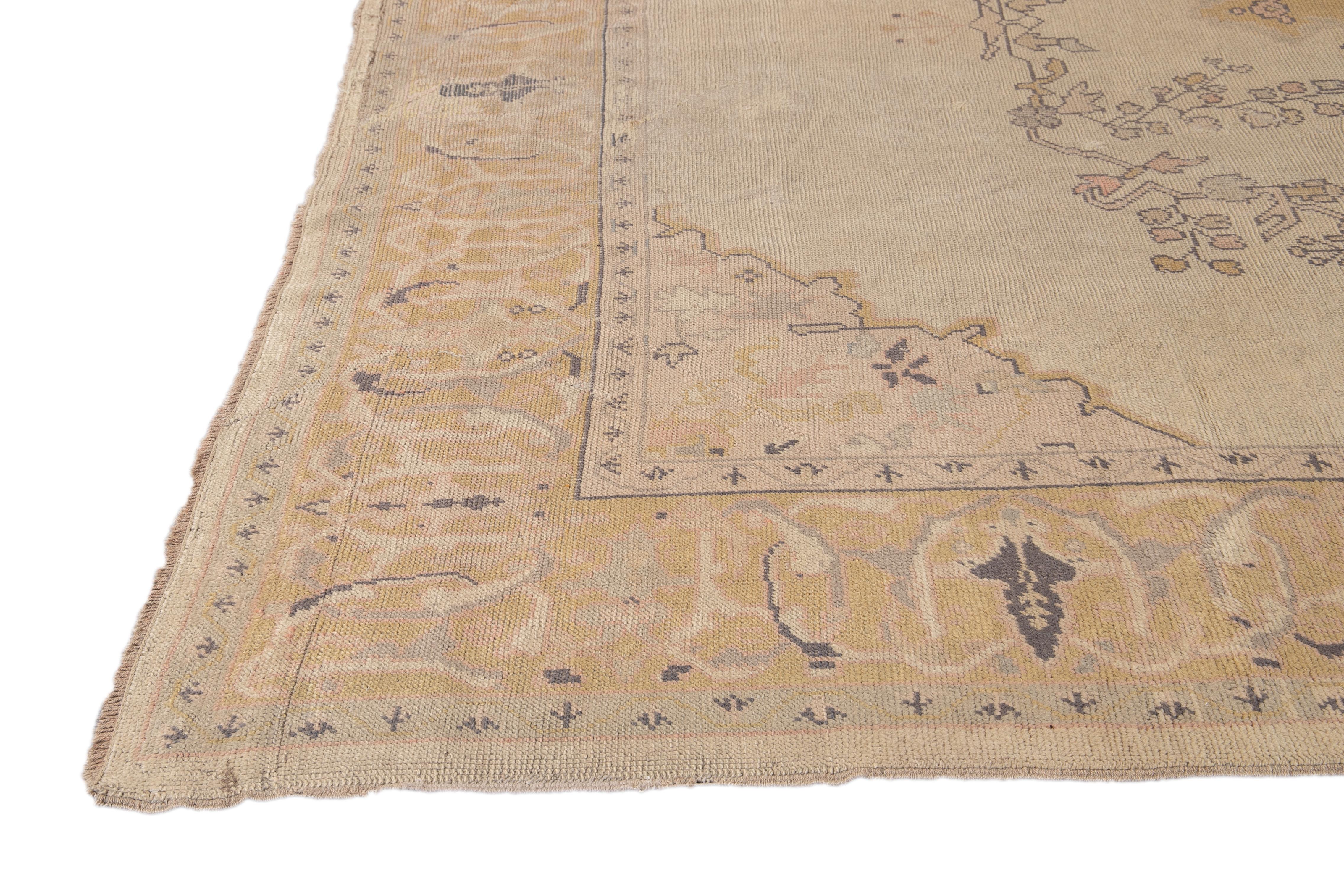 Noué à la main Ancien tapis turc Oushak beige en laine à médaillons floraux fait à la main en vente