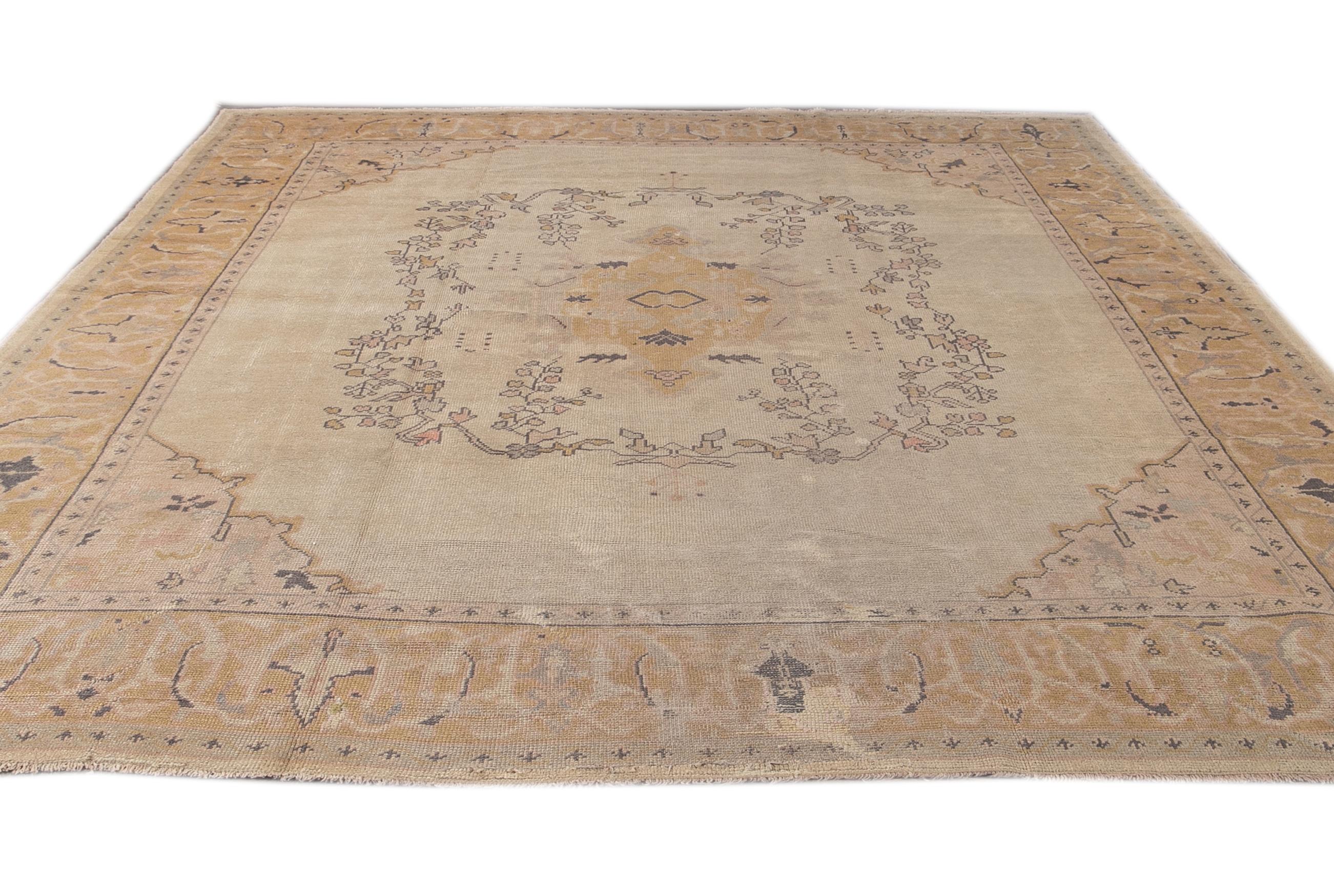 Antiker türkischer Oushak-Teppich aus geblümter Wolle in Beige, handgefertigt mit Medaillon (Spätes 19. Jahrhundert) im Angebot
