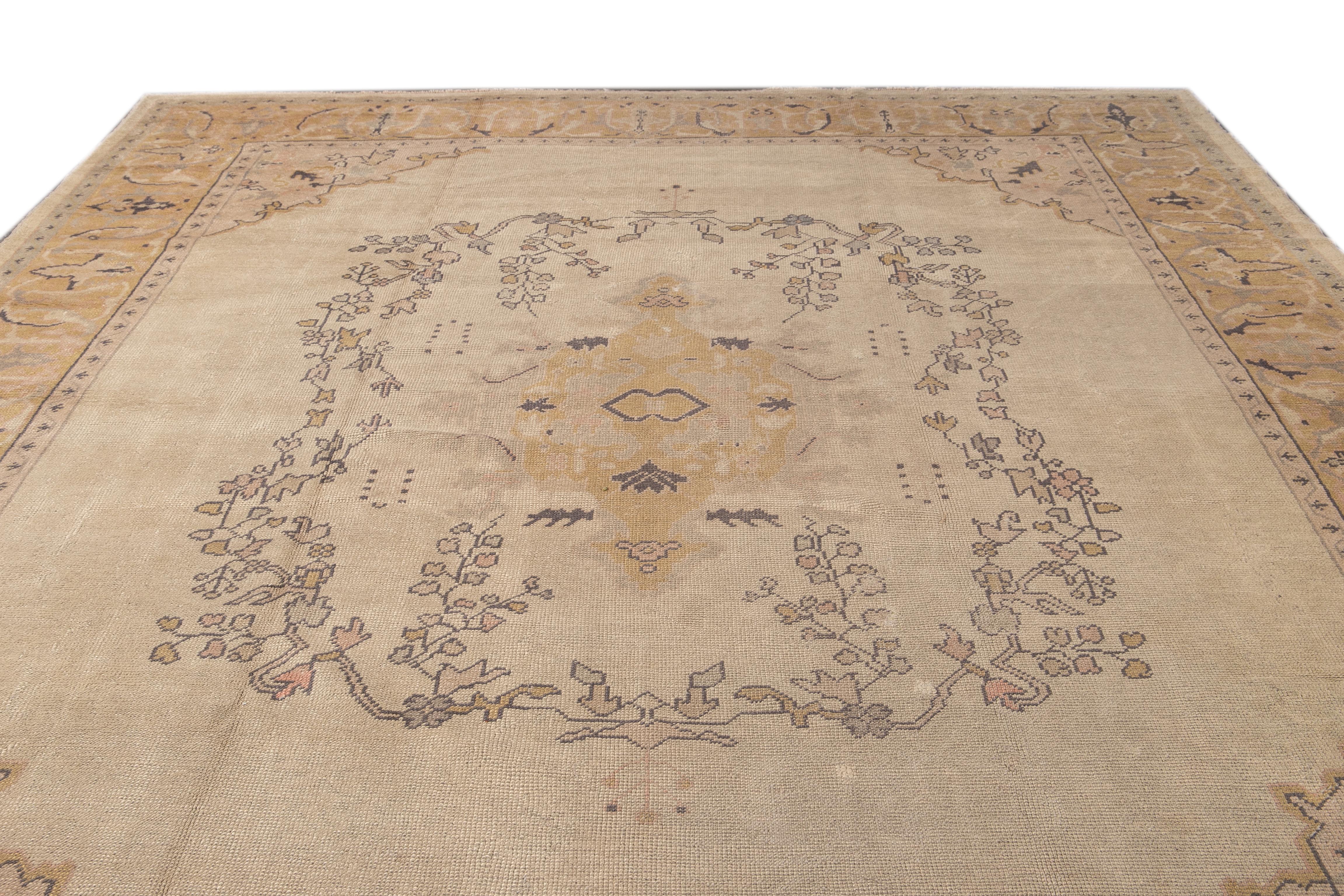 Laine Ancien tapis turc Oushak beige en laine à médaillons floraux fait à la main en vente
