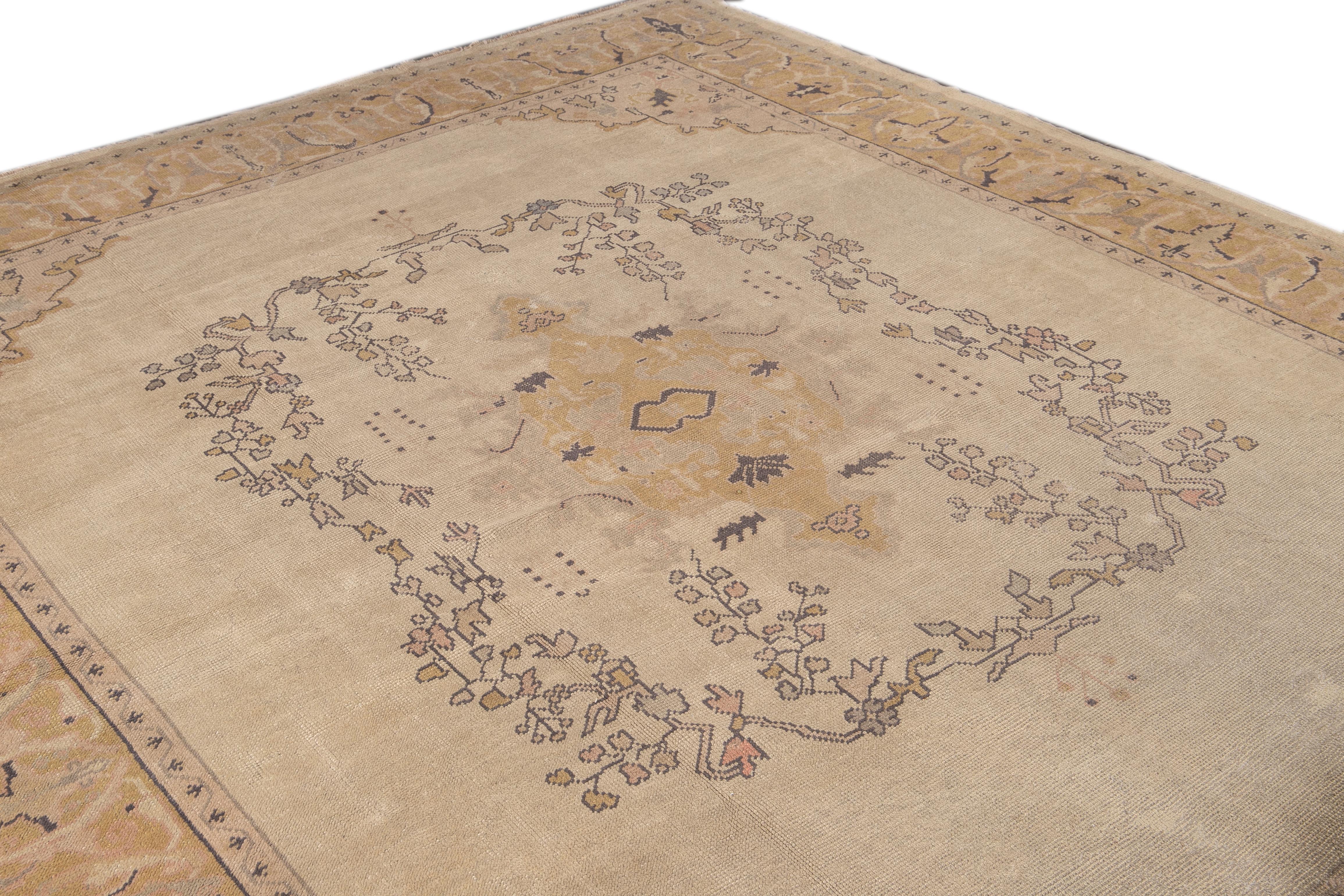 Ancien tapis turc Oushak beige en laine à médaillons floraux fait à la main en vente 1